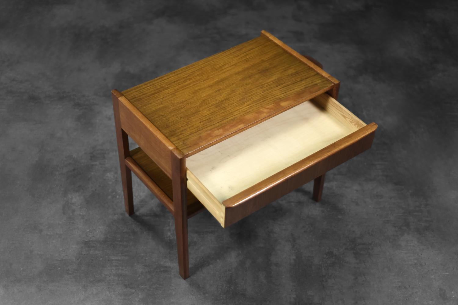 Scandinavo moderno Vintage Mid-Century Danish Modern Teak Thread Side Table con cesto di vimini in vendita