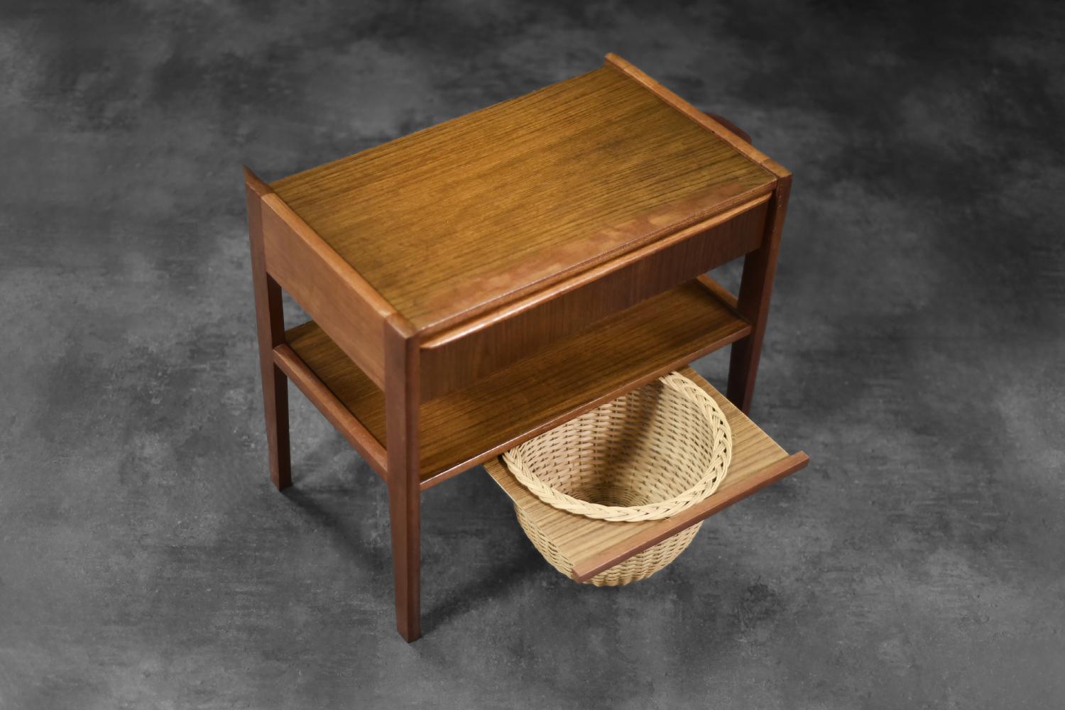 Danese Vintage Mid-Century Danish Modern Teak Thread Side Table con cesto di vimini in vendita
