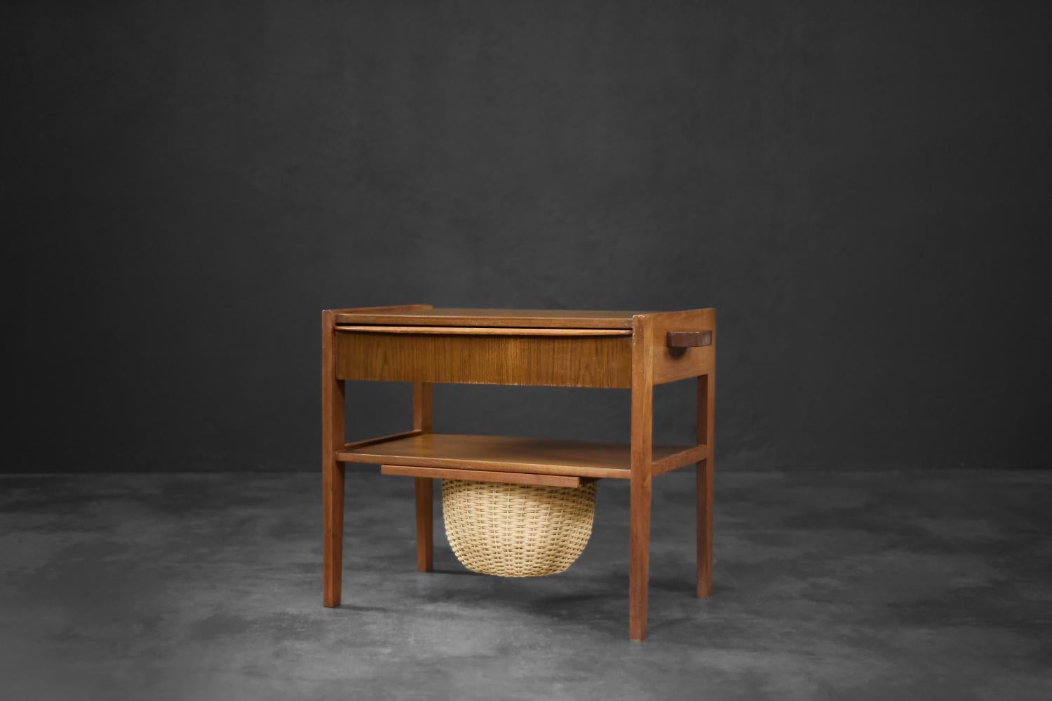 Metà XX secolo Vintage Mid-Century Danish Modern Teak Thread Side Table con cesto di vimini in vendita