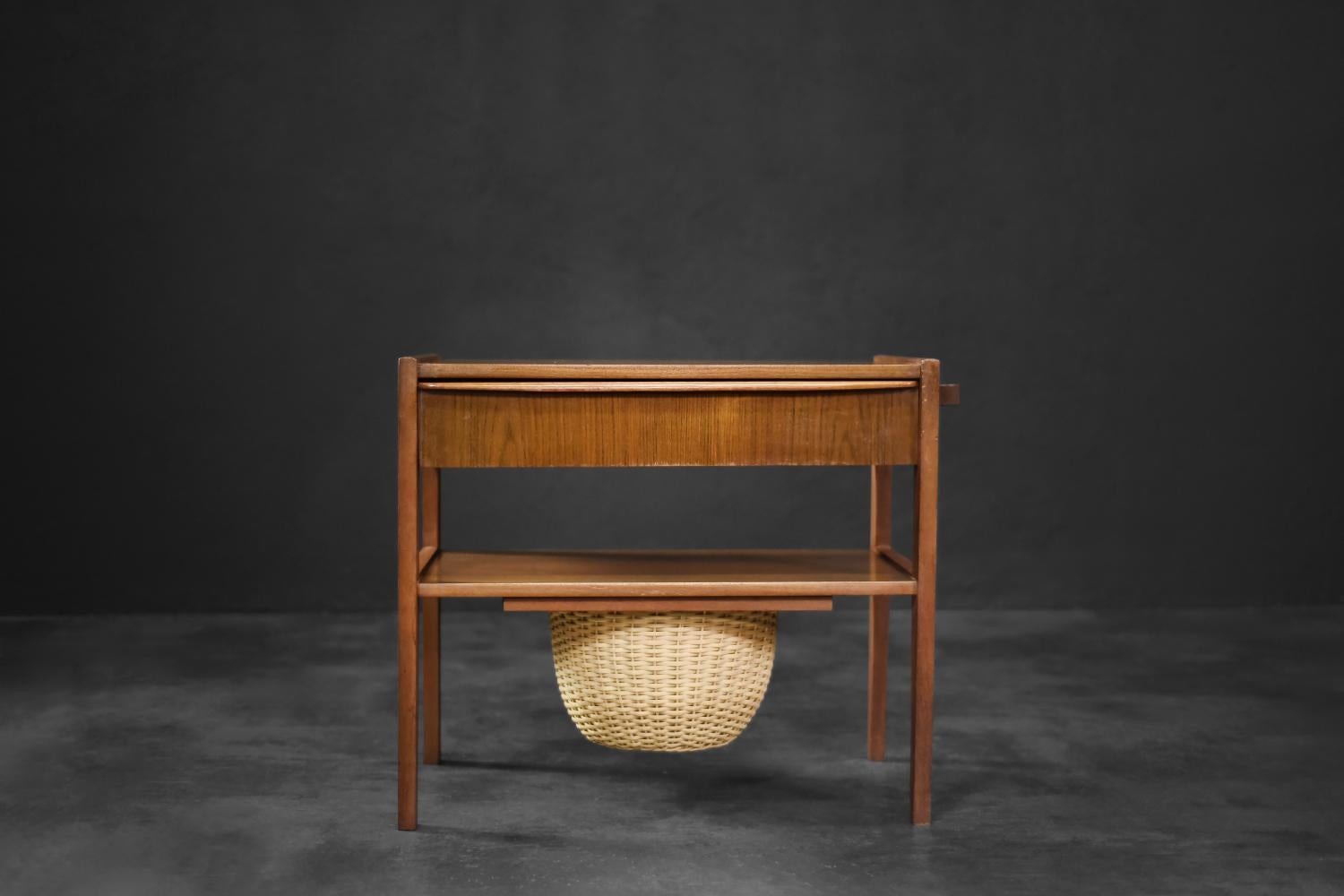 Vintage Mid-Century Danish Modern Teak Thread Side Table con cesto di vimini in vendita 2