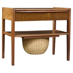 Mesa auxiliar de hilo de teca con cesta de mimbre Vintage Mid-Century Danish Modern