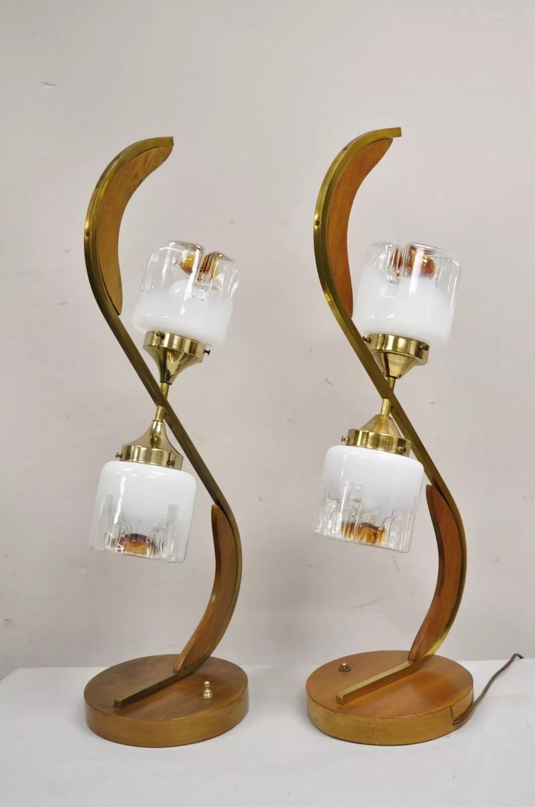 Lámpara de mesa escultórica vintage danesa moderna de mediados de siglo en madera de teca y latón - Pareja en venta 3