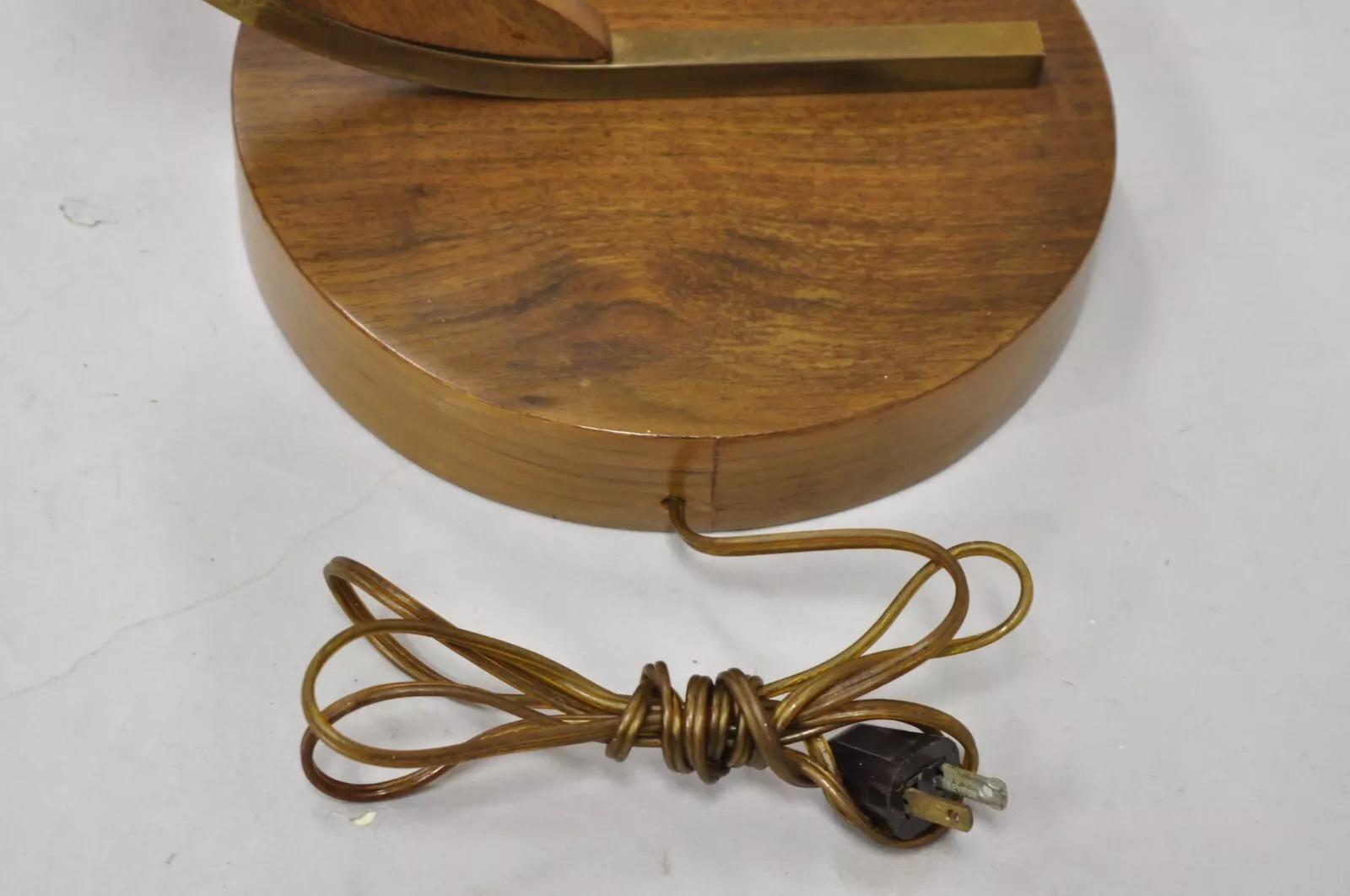 Lámpara de mesa escultórica vintage danesa moderna de mediados de siglo en madera de teca y latón - Pareja en venta 4