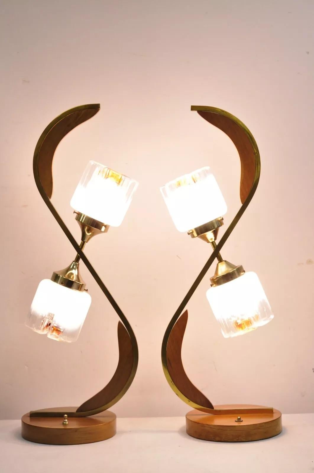 Lámparas de sobremesa escultóricas vintage danesas modernas de mediados de siglo, de madera de teca y latón, con pantallas de cristal esmerilado blanco, transparente y naranja (un par). Mediados del siglo XX. Medidas: 32