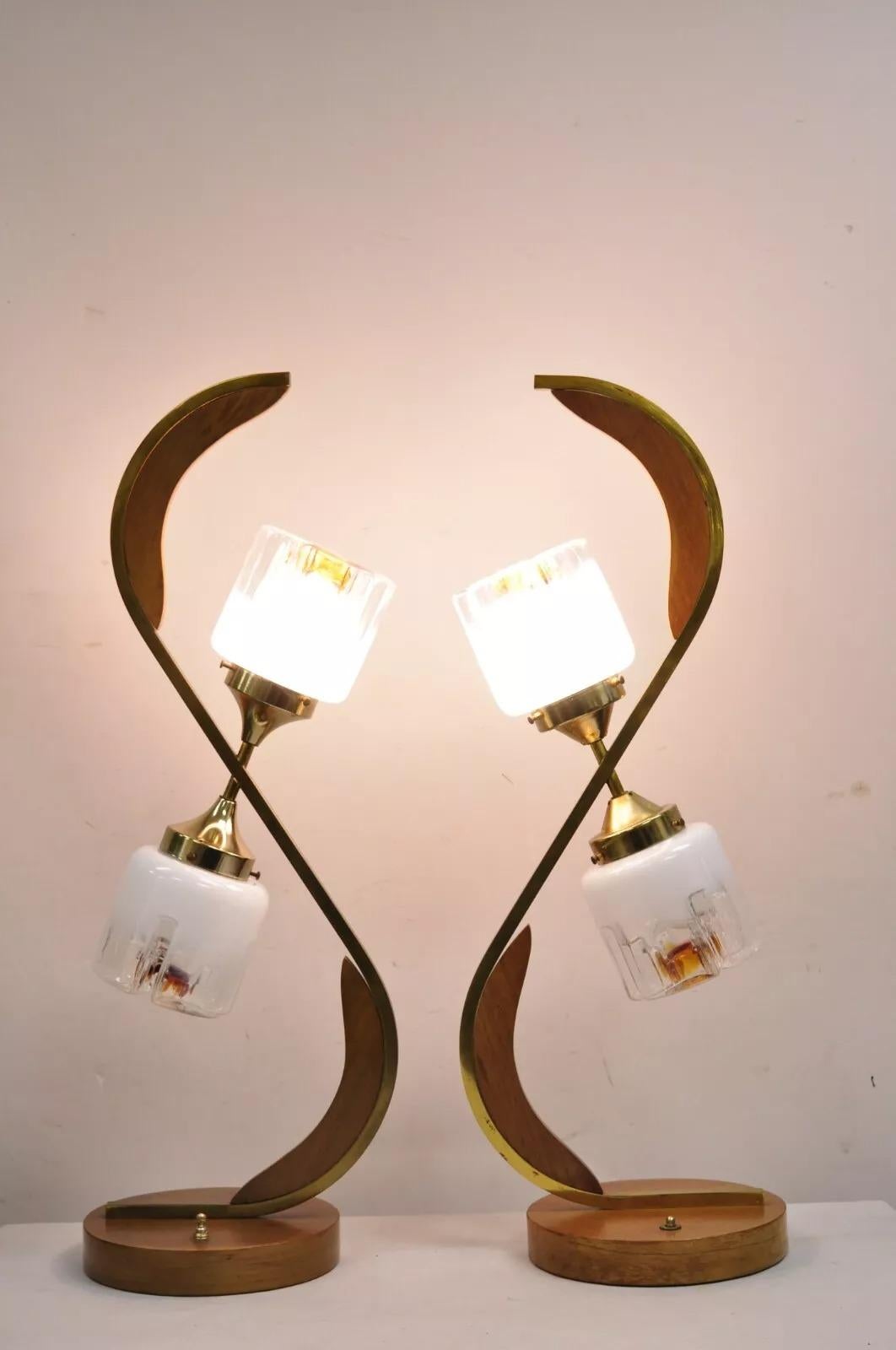 Lámpara de mesa escultórica vintage danesa moderna de mediados de siglo en madera de teca y latón - Pareja Moderno de mediados de siglo en venta