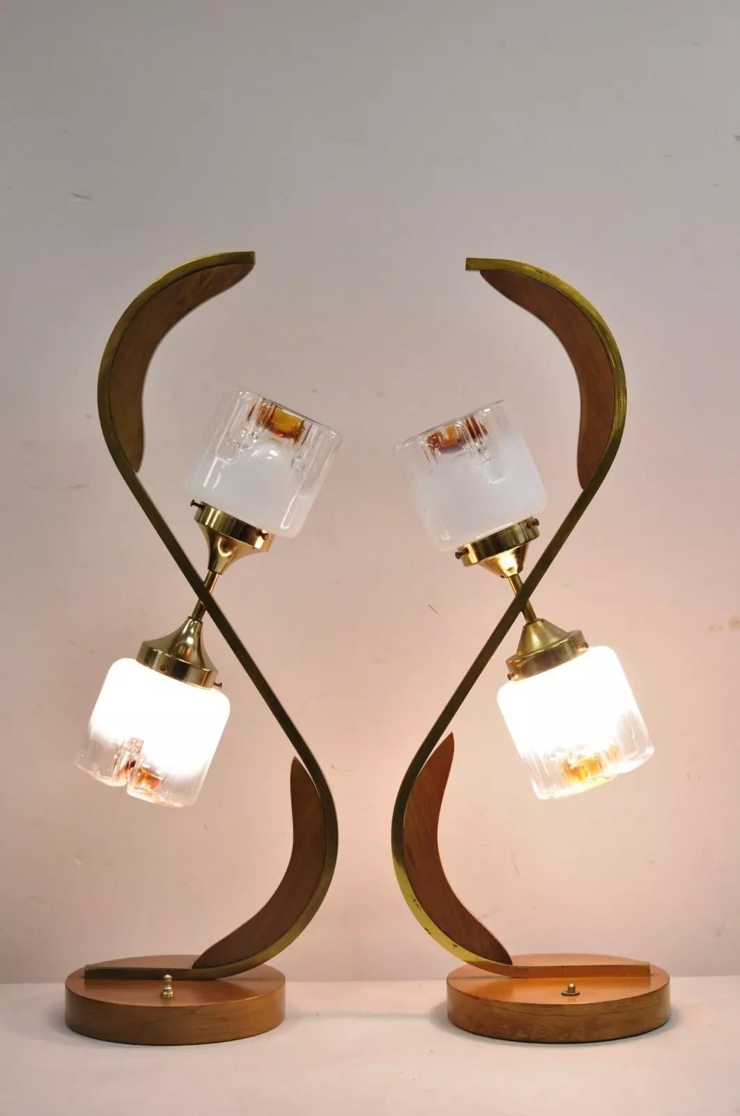 Lámpara de mesa escultórica vintage danesa moderna de mediados de siglo en madera de teca y latón - Pareja Desconocido en venta