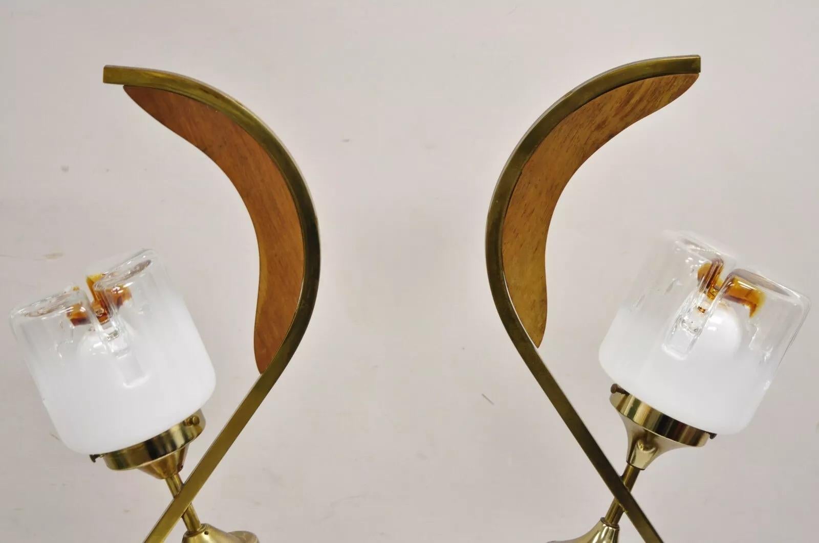 Lámpara de mesa escultórica vintage danesa moderna de mediados de siglo en madera de teca y latón - Pareja siglo XX en venta