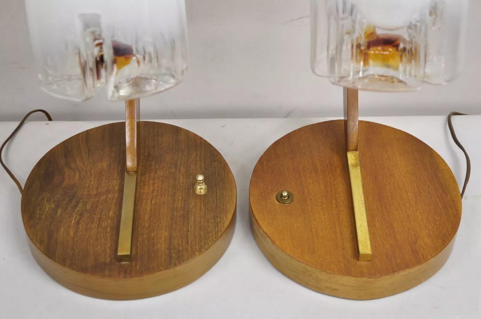 Lámpara de mesa escultórica vintage danesa moderna de mediados de siglo en madera de teca y latón - Pareja en venta 1