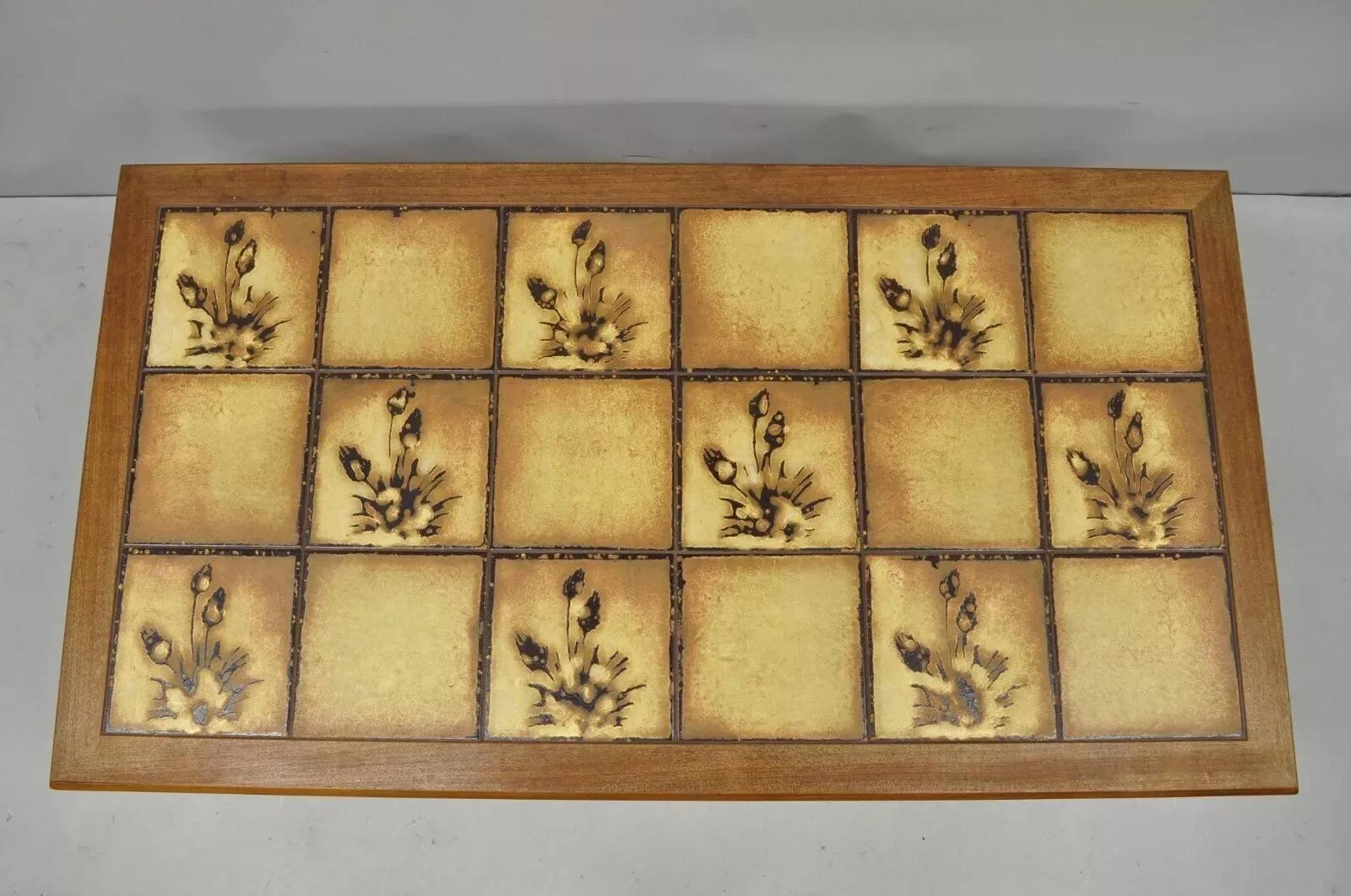 Vintage Mid Century Danish Modern Teakholz Kachel Top Rectangular Coffee Table. Circa Mitte des 20. Jahrhunderts. Abmessungen: 17,5