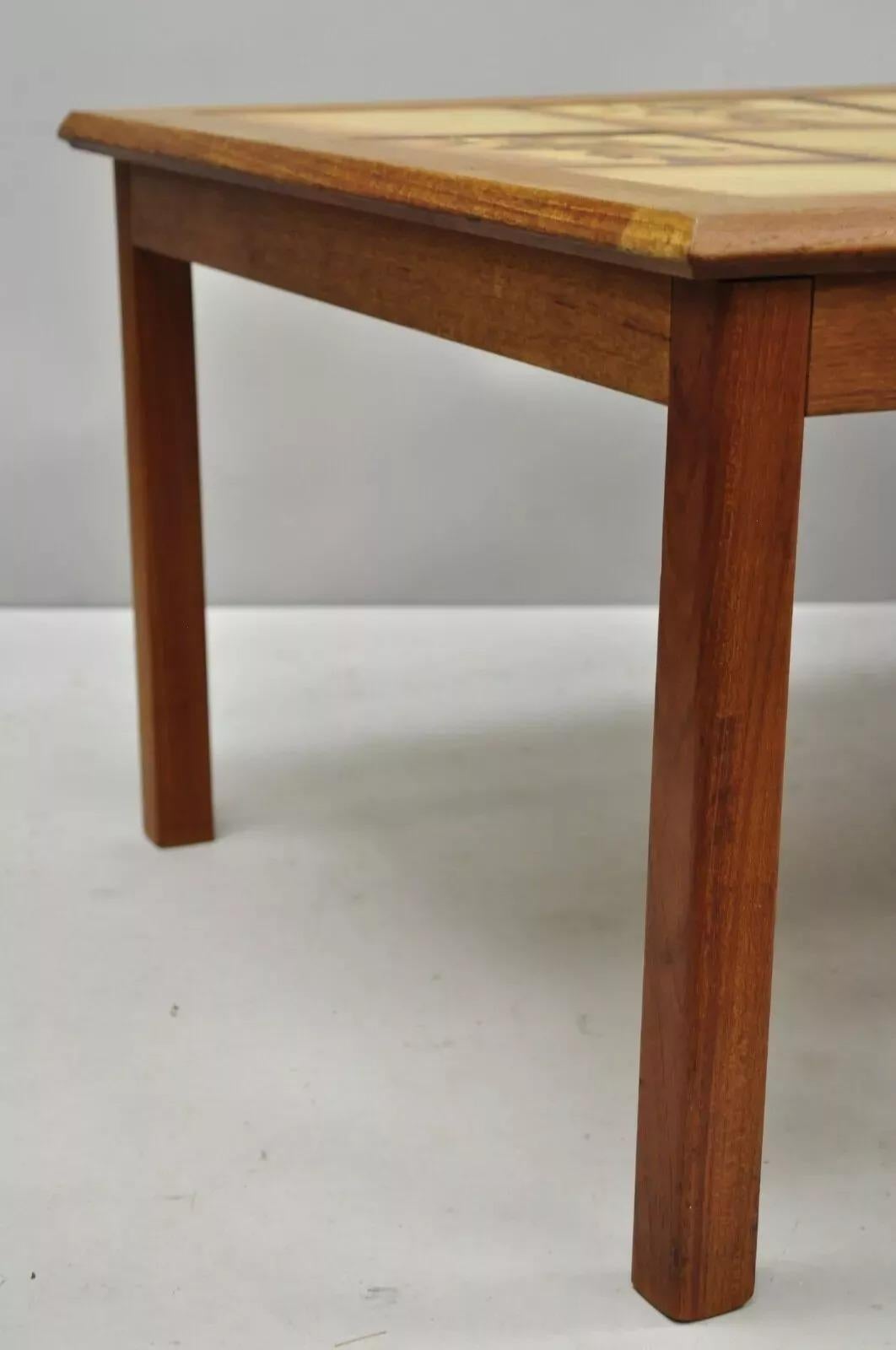 Rechteckiger dänischer Vintage-Couchtisch aus Teakholz mit Kachelplatte, Mid-Century Modern (Keramik)