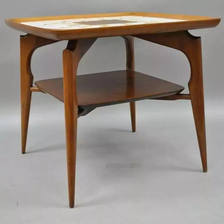 Paar Vintage Mid Century Danish Modern Walnuss & Tile Top Sculptural End Tables. Der Artikel zeichnet sich durch Mosaik-Porzellanfliesen, untere Einlegeböden, erhöhte und geschwungene Kanten, Rahmen aus massivem Nussbaumholz, konische Beine und eine