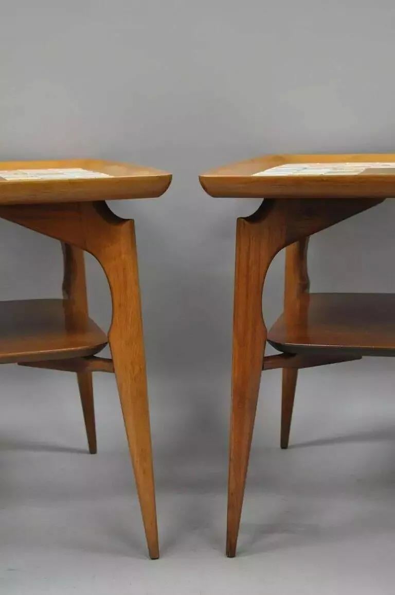 Skulpturale dänische Vintage-Beistelltische aus Nussbaumholz mit Kachelplatte aus der Mitte des Jahrhunderts – ein Paar im Zustand „Gut“ im Angebot in Philadelphia, PA