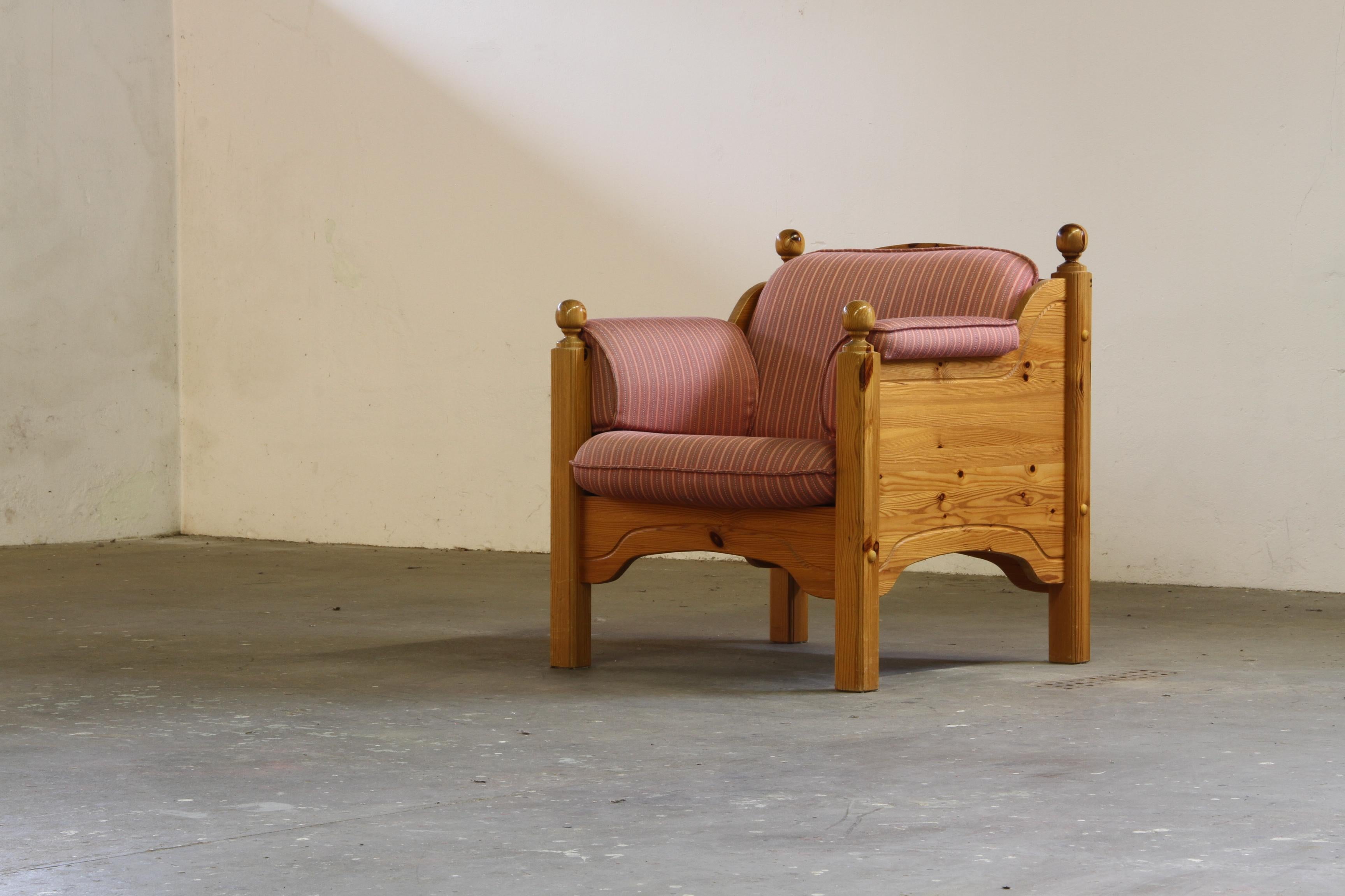 Dieser in den 1970er Jahren aus dänischem Kiefernholz gefertigte Sessel ist ein ruhiges, leichtfüßiges und doch imposantes Stück, dessen Patina warm und leuchtend ist. Die Maserung des Holzes folgt einem anmutigen Muster, sein Aufbau ist solide und