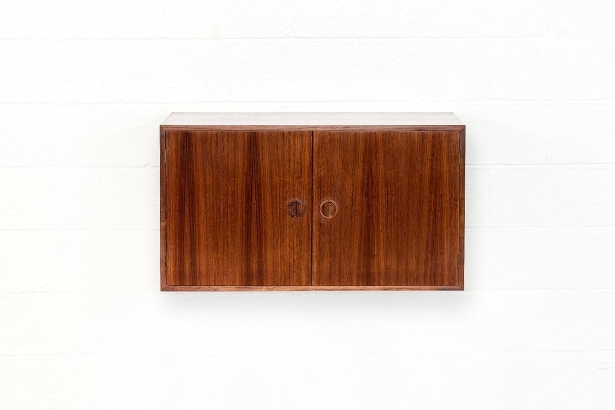 Questo mobile da parete, scaffale galleggiante o console multimediale vintage della metà del secolo scorso, prodotto in Danimarca da Hansen & Guldborg intorno al 1965, ha un design classico danese moderno con linee pulite e minimaliste. Ben
