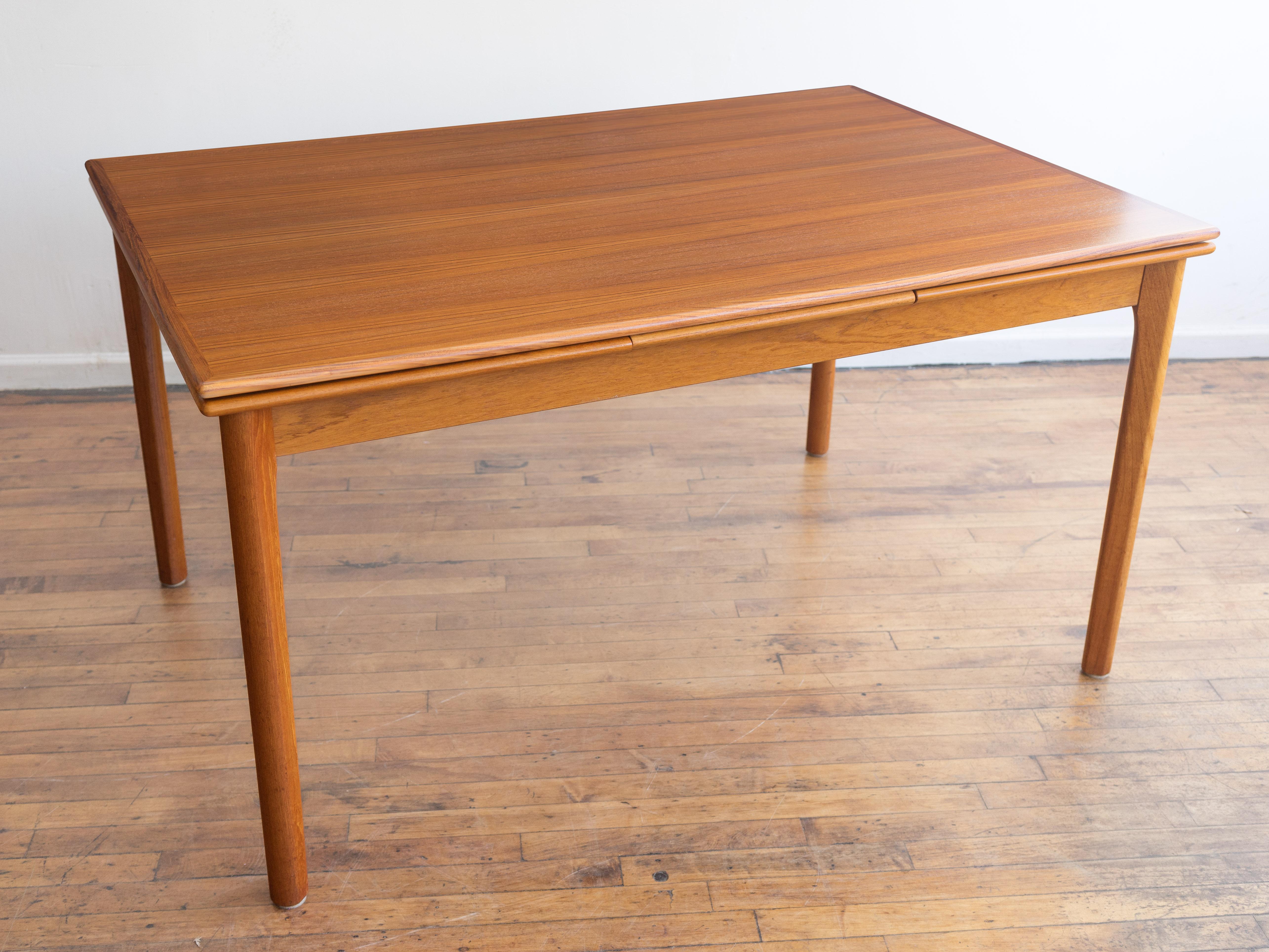 Vintage Mid Century Danish Teak Draw Leaf Dining table  In Good Condition For Sale In Chicago, IL