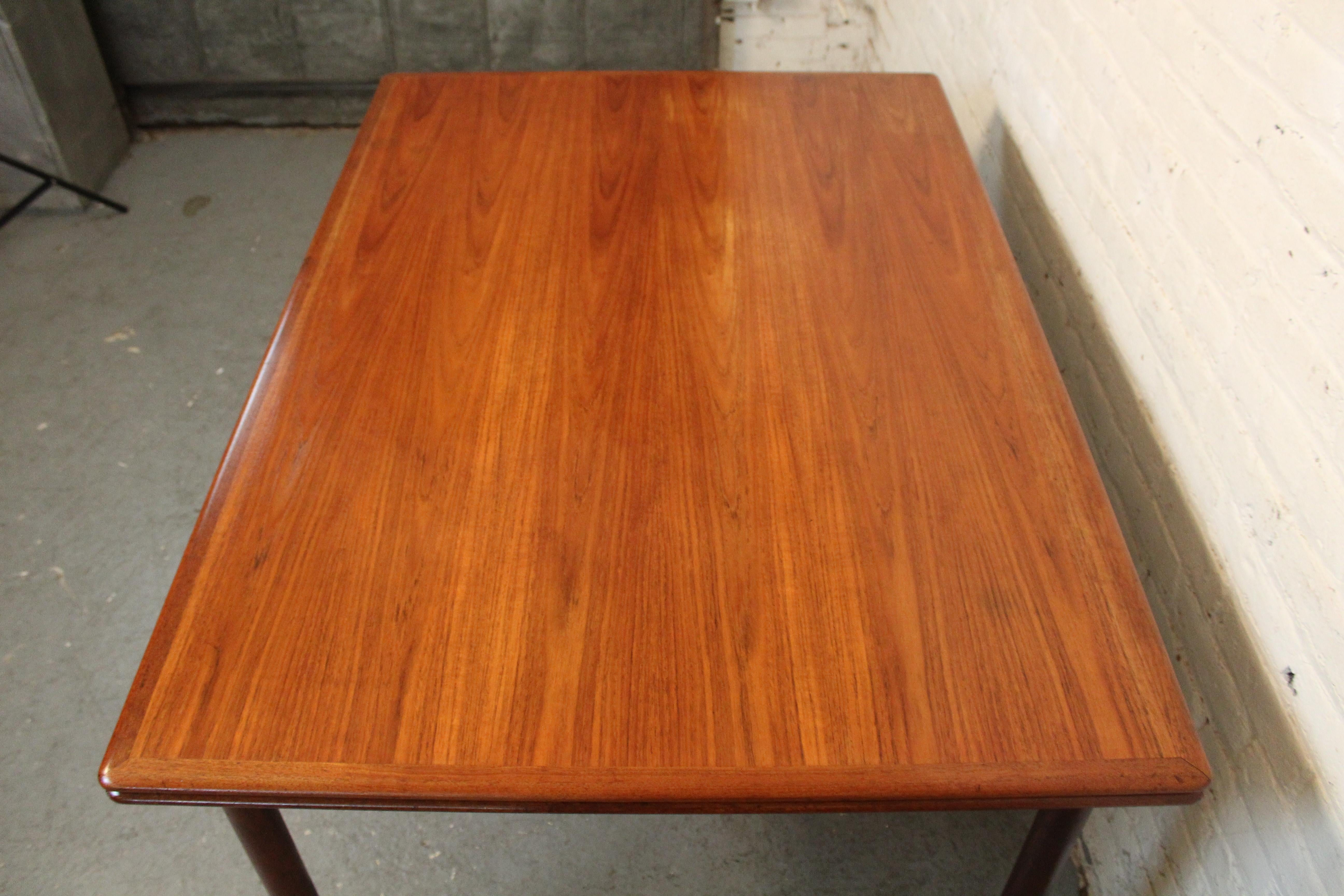 Vintage Mid-Century Danish Teak Draw Leaf Dining Table In Good Condition For Sale In Brooklyn, NY