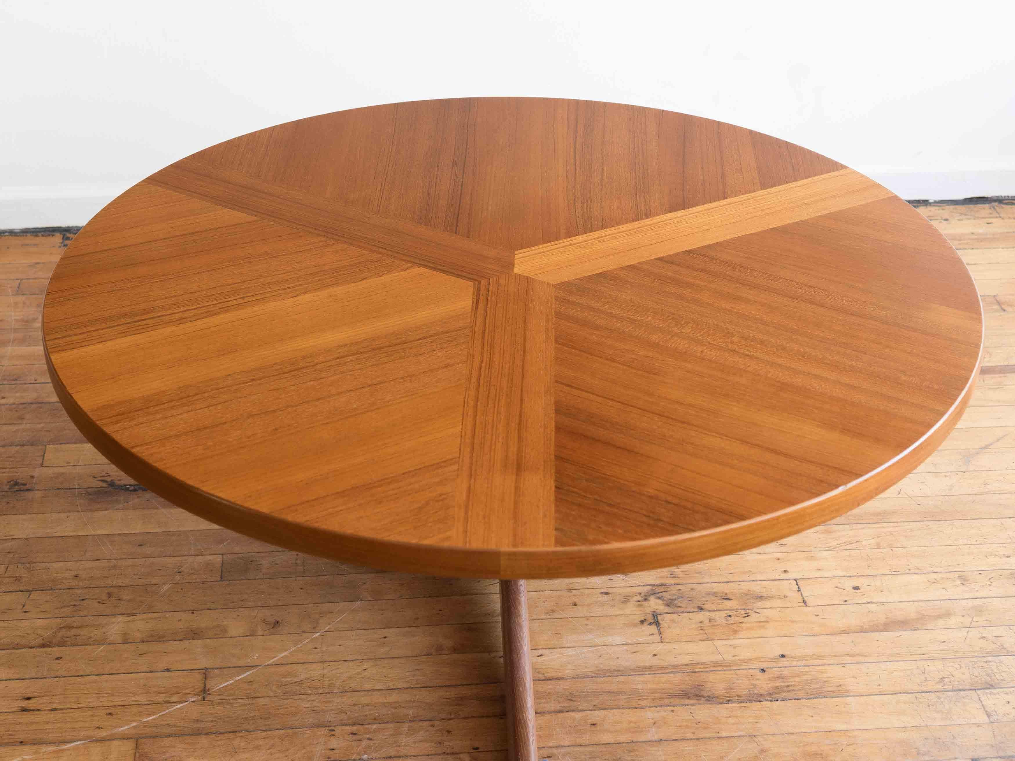 Vintage Mid Century Danish Teak Round Coffee Table with Floating Pedestal Base In Good Condition For Sale In Chicago, IL