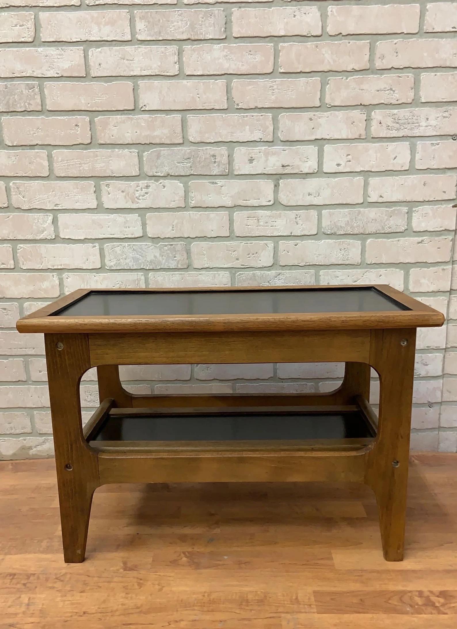 Table d'appoint, d'appoint, de service, à deux niveaux, danoise du milieu du siècle dernier

Cette élégante table d'appoint/de service MCM présente un design scandinave. La table est dotée d'une finition en stratifié noir durable, idéale pour le
