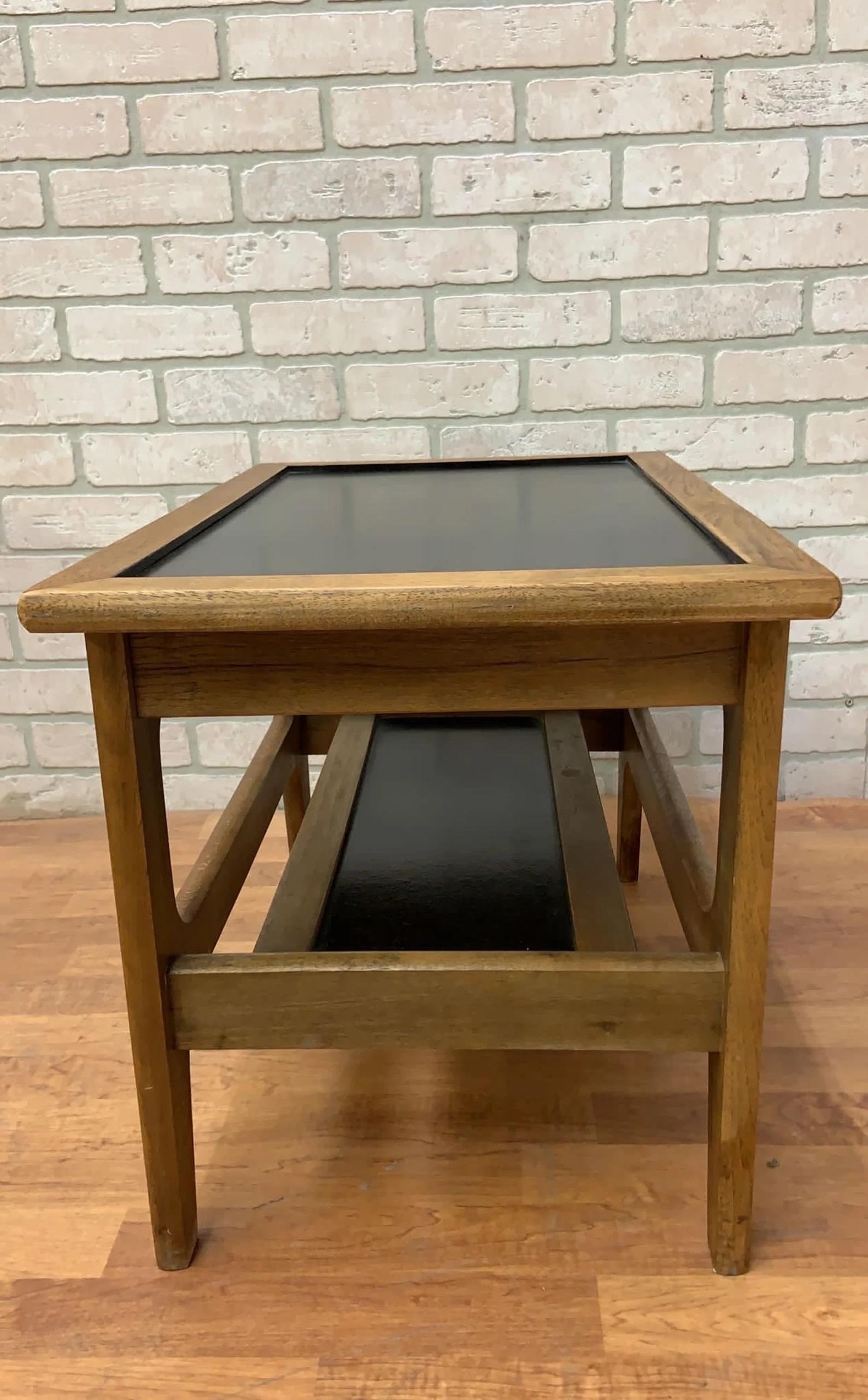 Mid-Century Modern Table d'appoint, d'appoint, de service, à deux niveaux, danoise du milieu du siècle dernier en vente