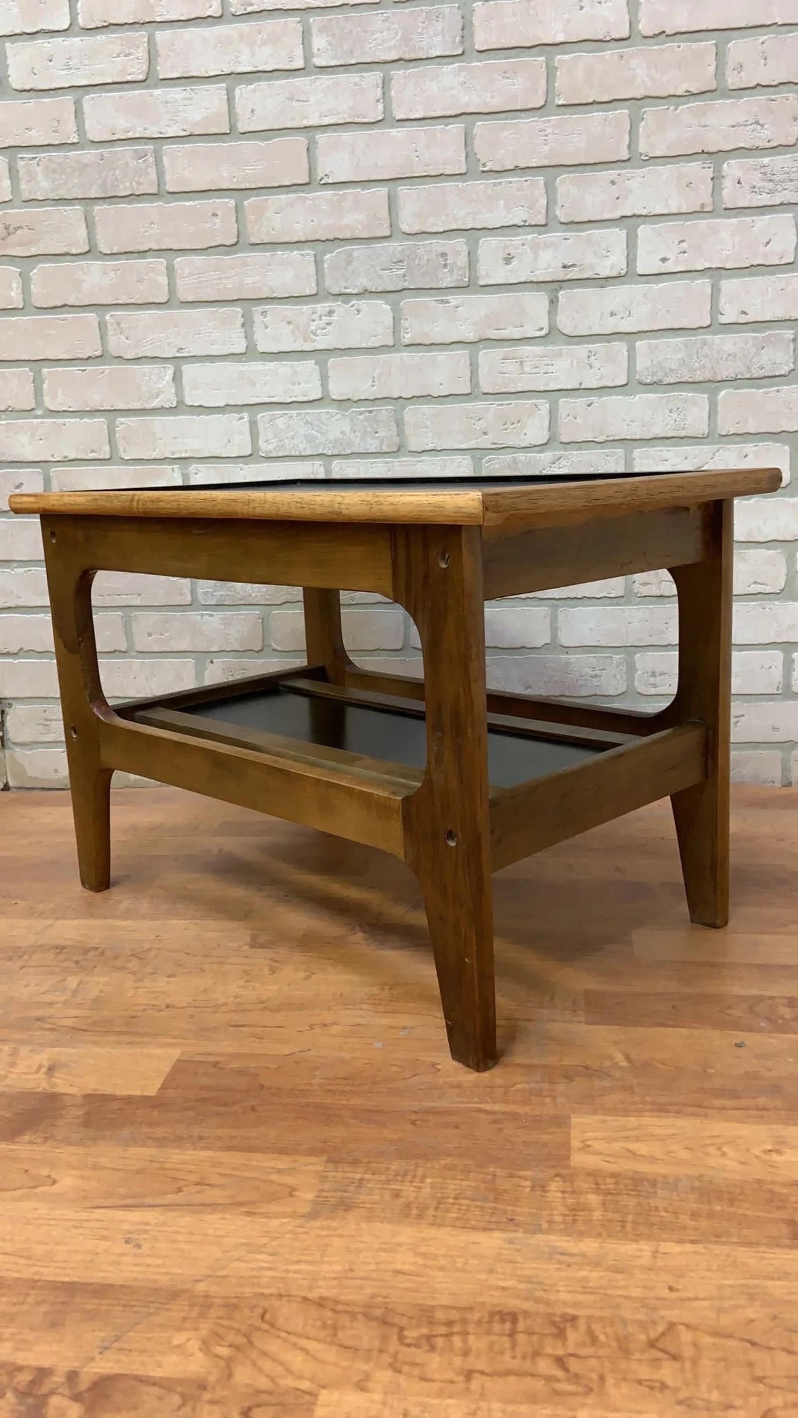 Table d'appoint, d'appoint, de service, à deux niveaux, danoise du milieu du siècle dernier Bon état - En vente à Chicago, IL