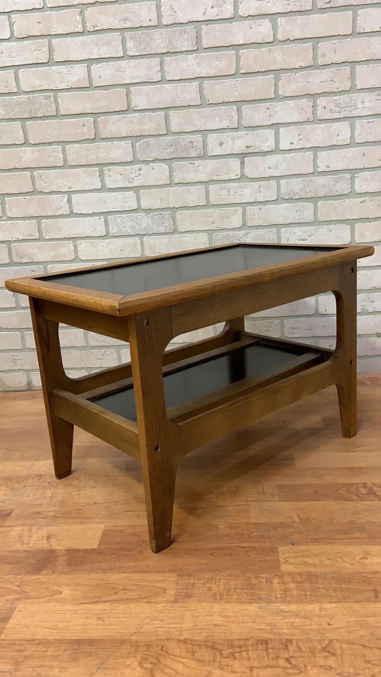 20ième siècle Table d'appoint, d'appoint, de service, à deux niveaux, danoise du milieu du siècle dernier en vente