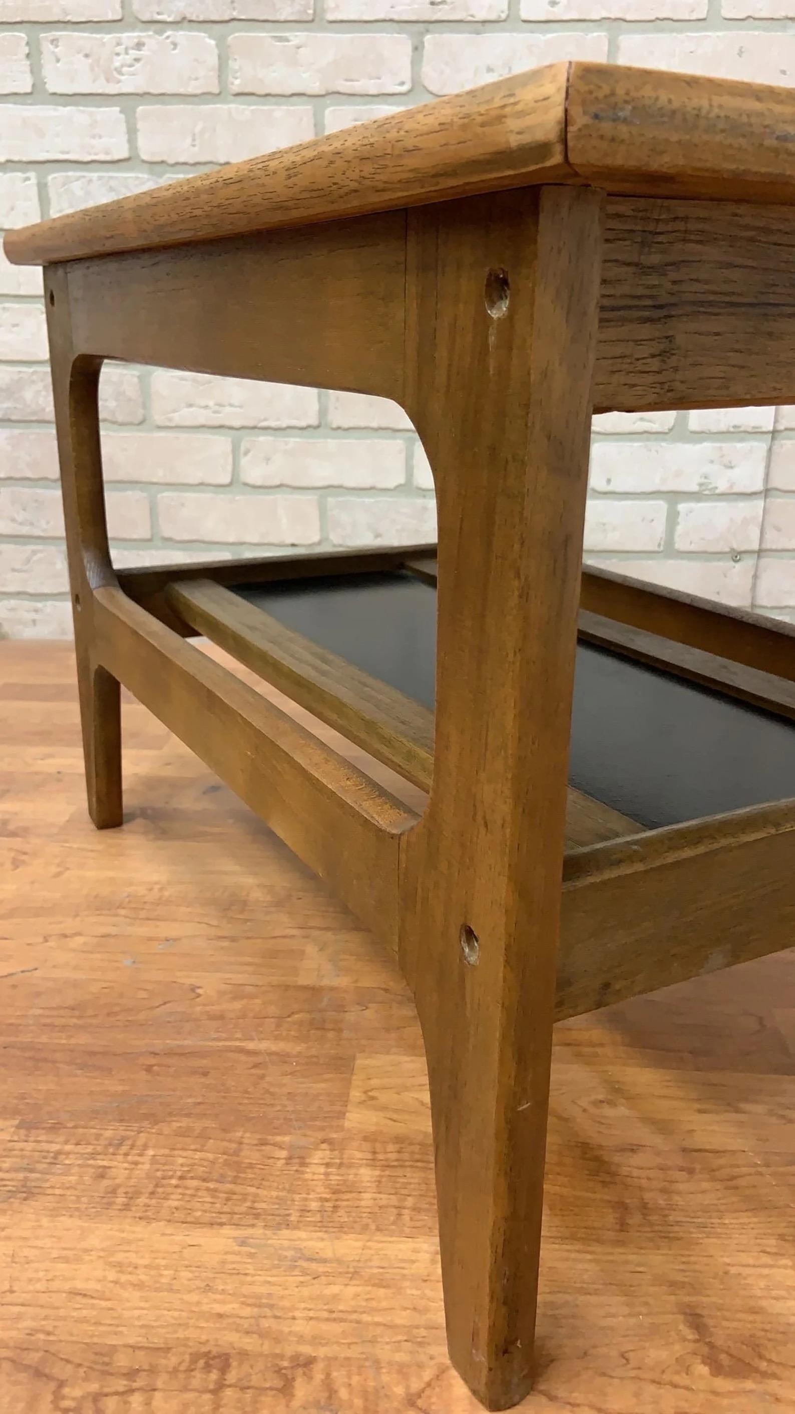 Bois Table d'appoint, d'appoint, de service, à deux niveaux, danoise du milieu du siècle dernier en vente