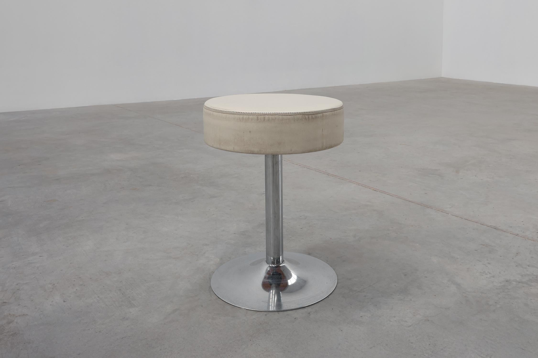 Vintage Hocker aus der Mitte des Jahrhunderts in Chrom mit weißem Ledersitz, 1970er Jahre (Moderne der Mitte des Jahrhunderts) im Angebot