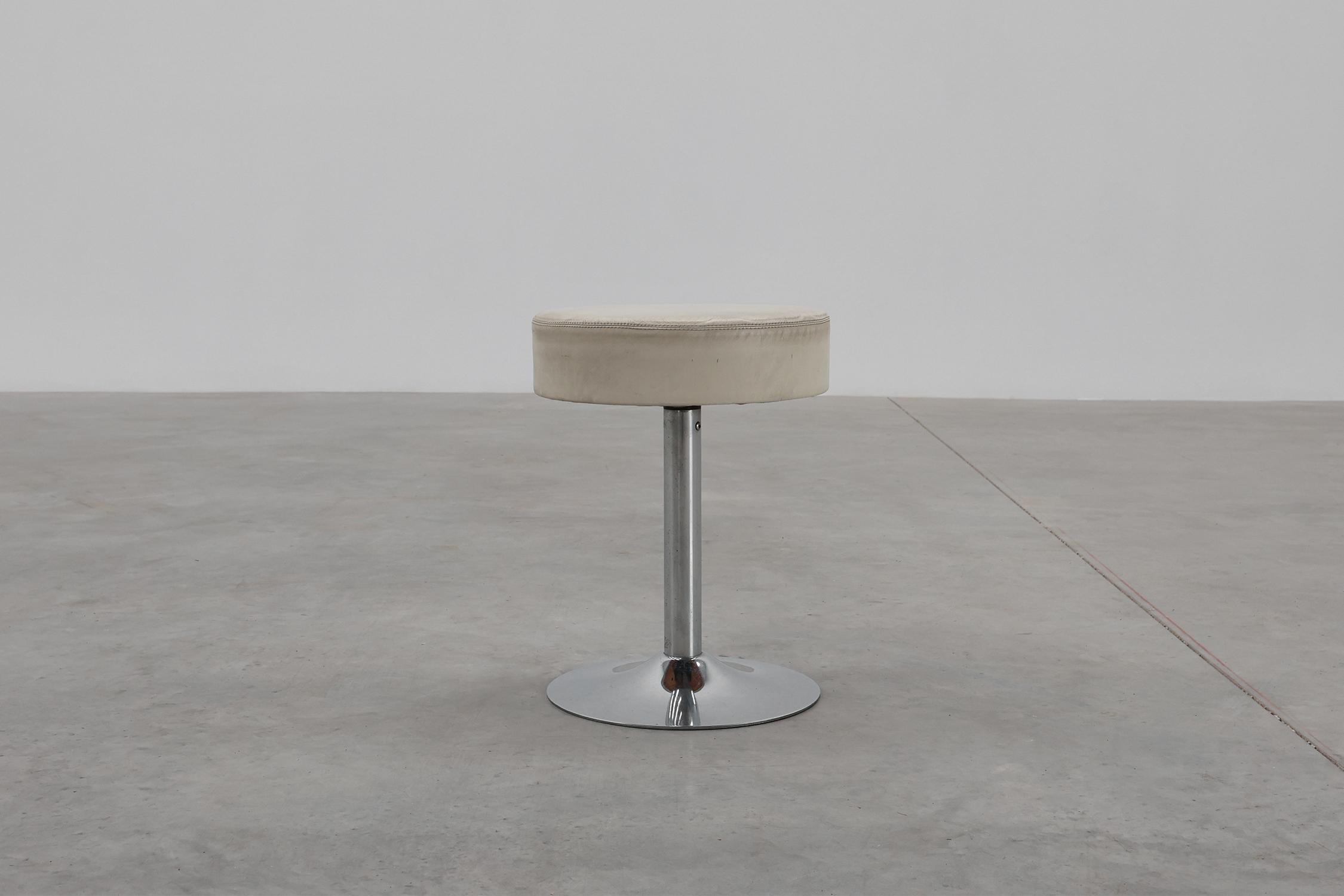 Vintage Hocker aus der Mitte des Jahrhunderts in Chrom mit weißem Ledersitz, 1970er Jahre (Moderne der Mitte des Jahrhunderts) im Angebot