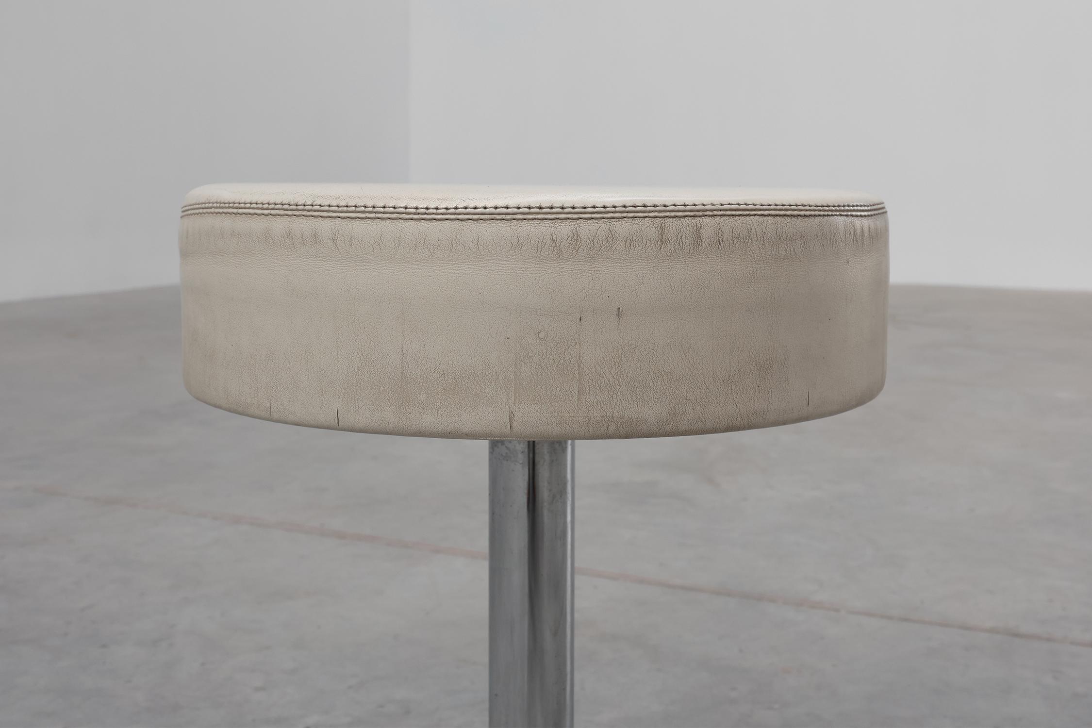 Vintage Hocker aus der Mitte des Jahrhunderts in Chrom mit weißem Ledersitz, 1970er Jahre (Belgisch) im Angebot