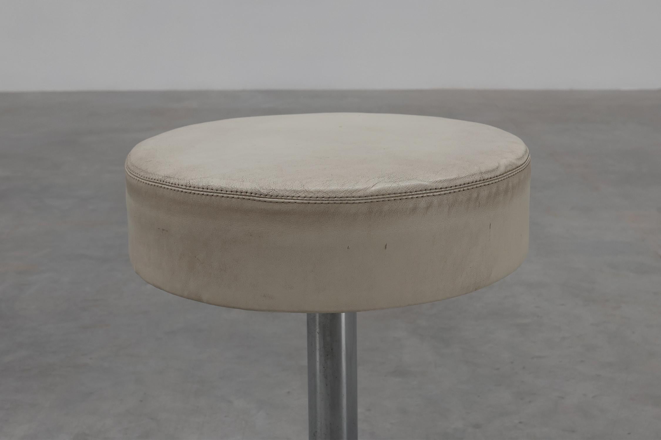Vintage Hocker aus der Mitte des Jahrhunderts in Chrom mit weißem Ledersitz, 1970er Jahre (Belgisch) im Angebot