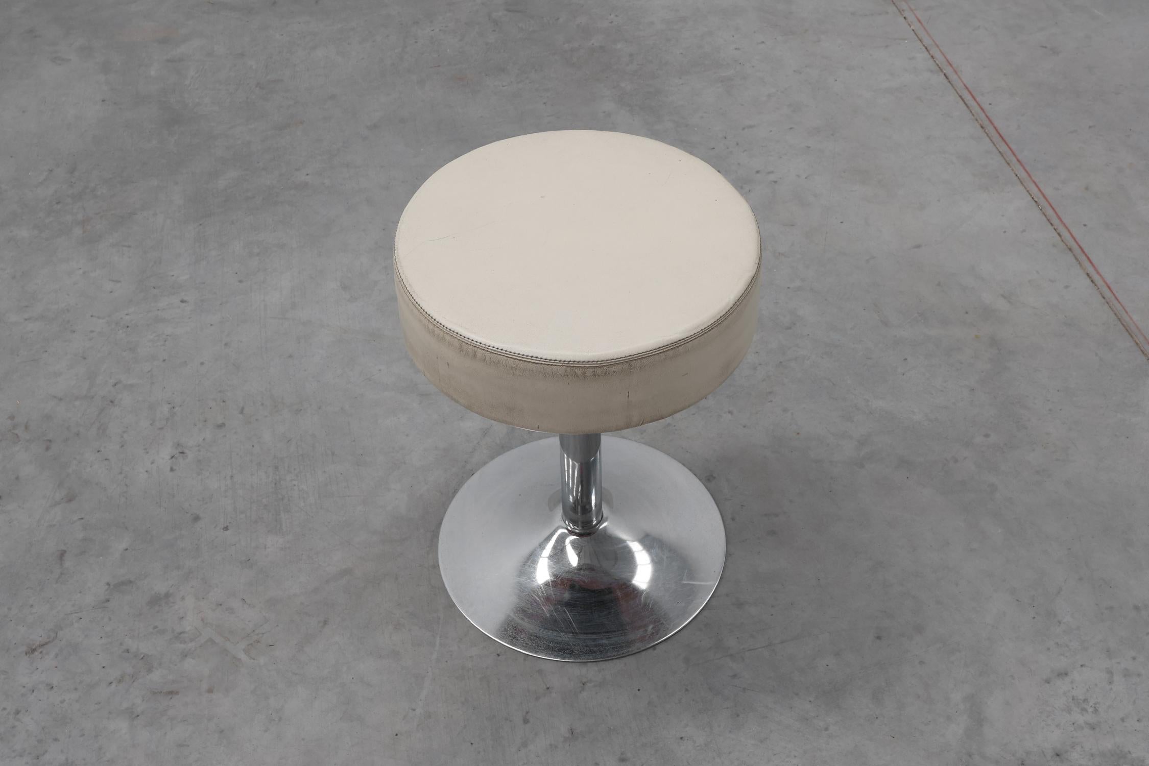 Vintage Hocker aus der Mitte des Jahrhunderts in Chrom mit weißem Ledersitz, 1970er Jahre im Zustand „Gut“ im Angebot in Meulebeke, BE