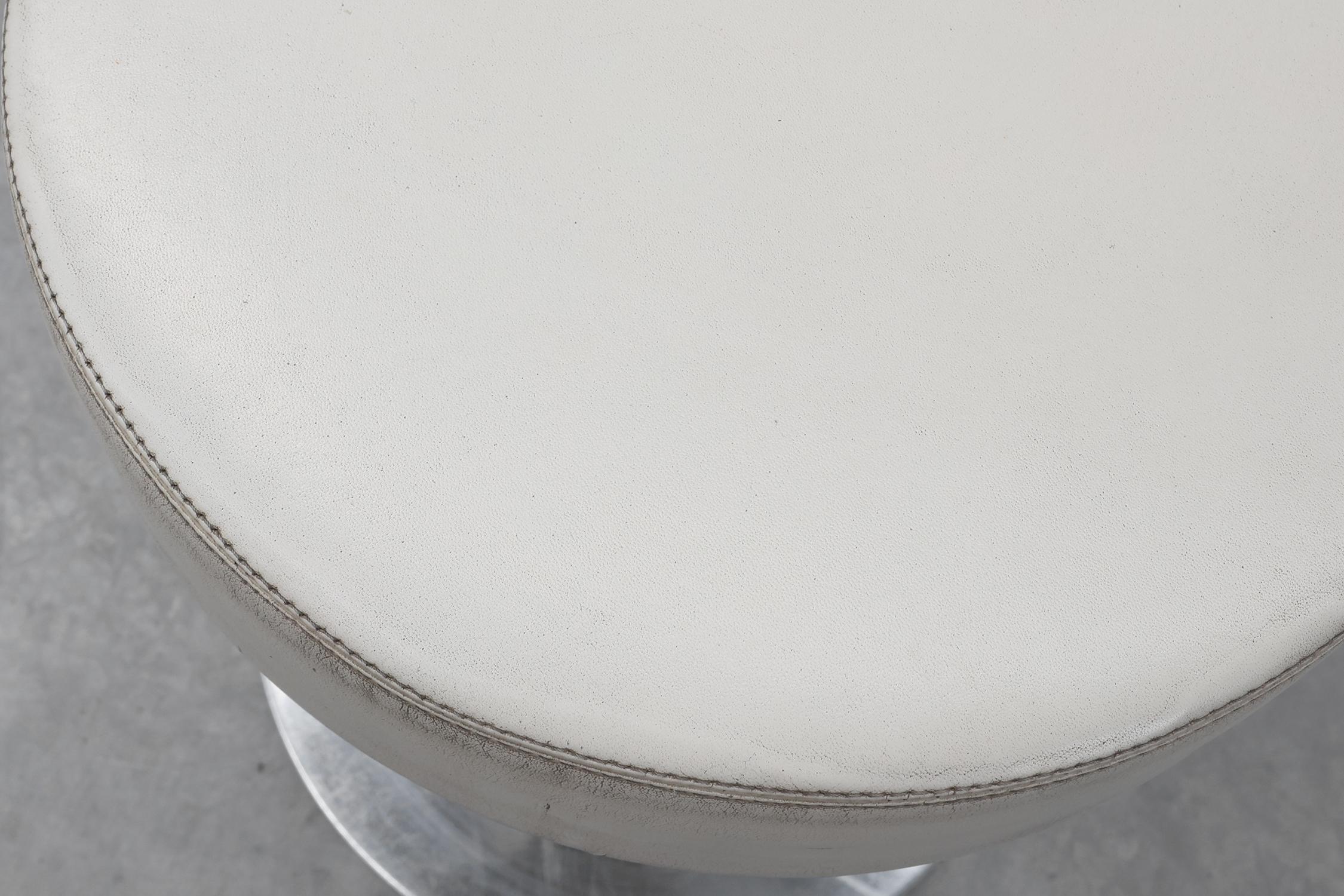 Vintage Hocker aus der Mitte des Jahrhunderts in Chrom mit weißem Ledersitz, 1970er Jahre (Ende des 20. Jahrhunderts) im Angebot