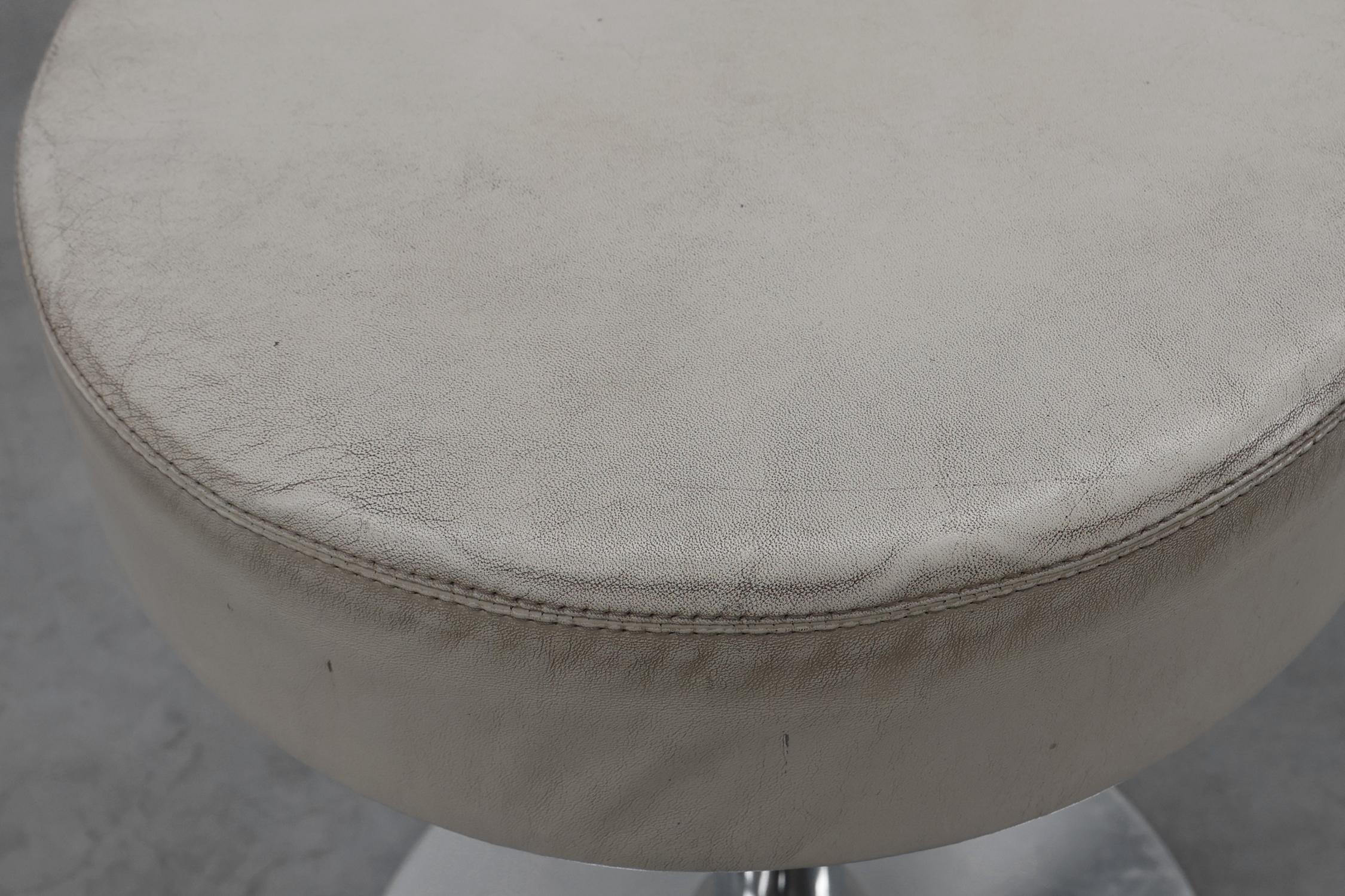 Vintage Hocker aus der Mitte des Jahrhunderts in Chrom mit weißem Ledersitz, 1970er Jahre (Ende des 20. Jahrhunderts) im Angebot
