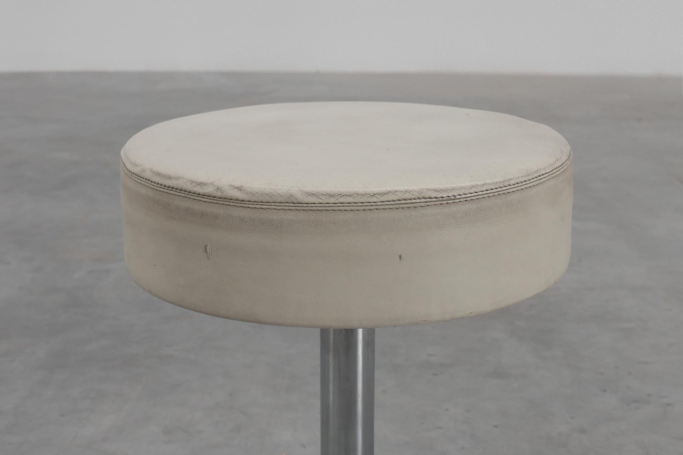 Vintage Hocker aus der Mitte des Jahrhunderts in Chrom mit weißem Ledersitz, 1970er Jahre im Angebot 1