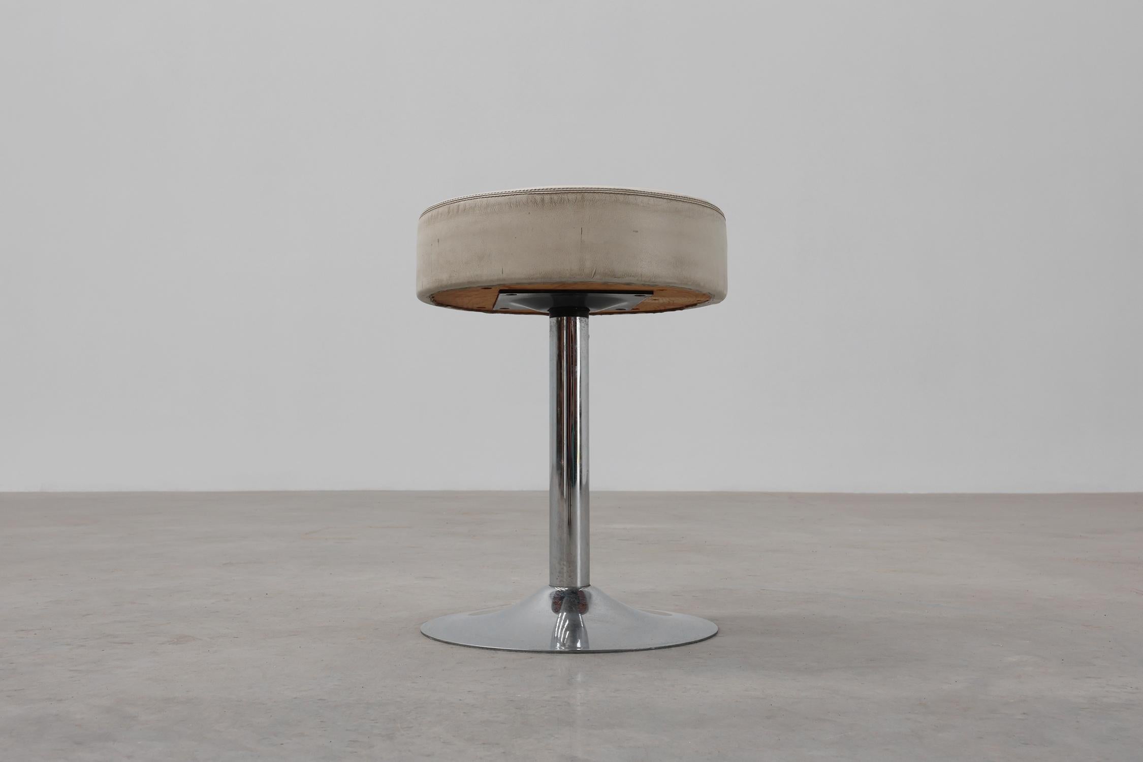 Vintage Hocker aus der Mitte des Jahrhunderts in Chrom mit weißem Ledersitz, 1970er Jahre im Angebot 2