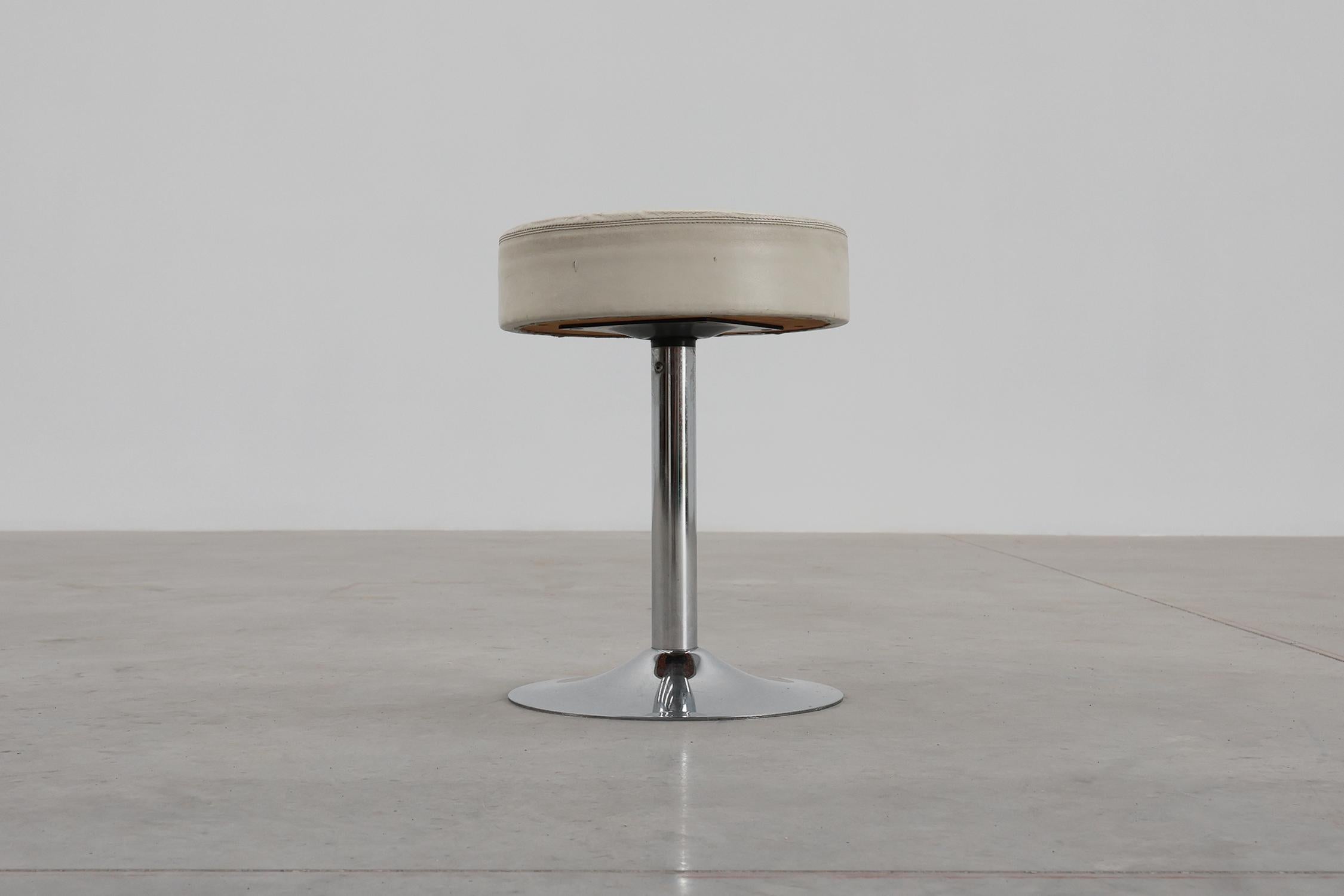 Vintage Hocker aus der Mitte des Jahrhunderts in Chrom mit weißem Ledersitz, 1970er Jahre im Angebot 2
