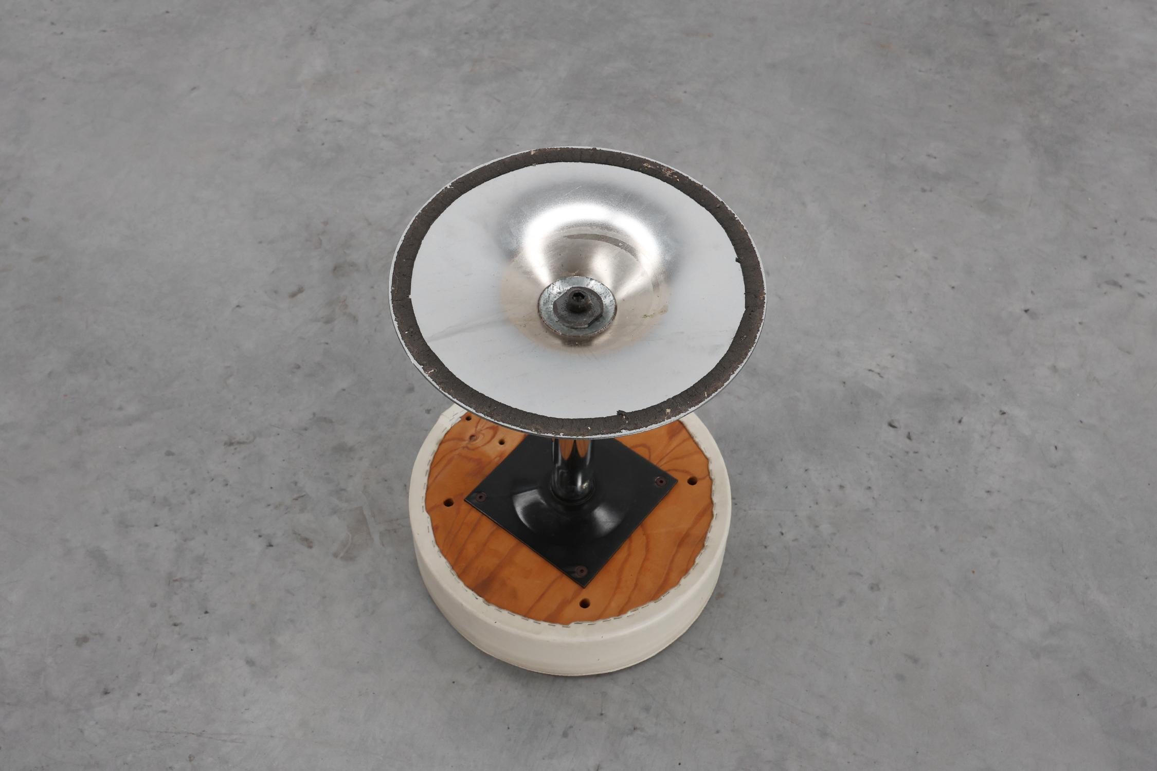 Vintage Hocker aus der Mitte des Jahrhunderts in Chrom mit weißem Ledersitz, 1970er Jahre im Angebot 3