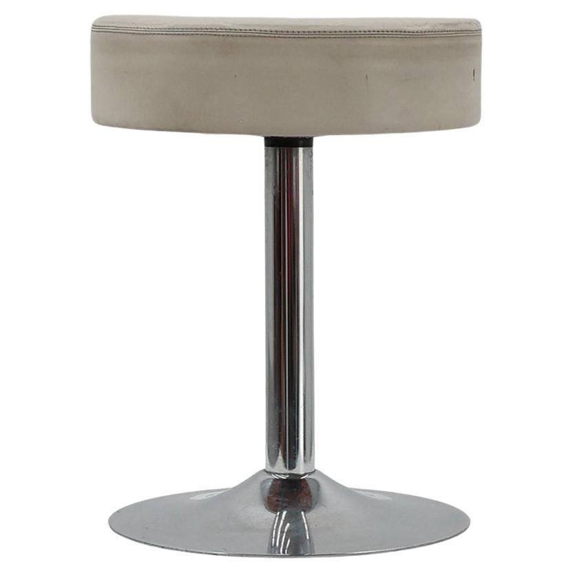 Sgabello vintage di design di metà secolo in cromo con seduta in pelle bianca, anni '70