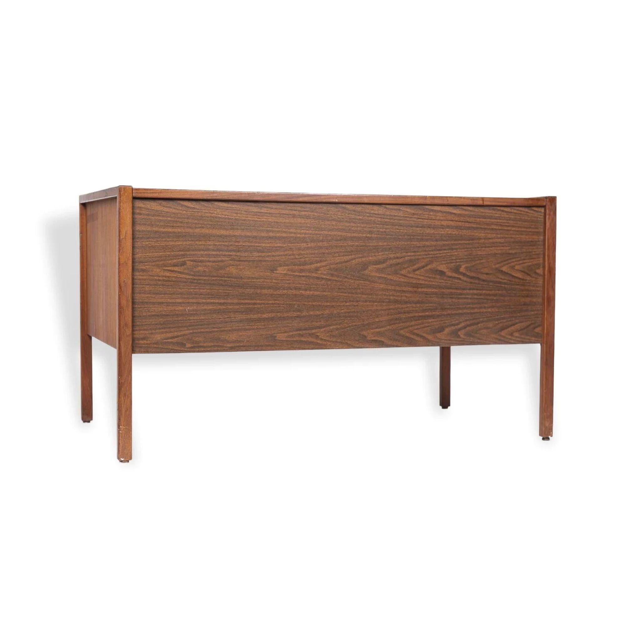 1960s Midcentury Desk in Wood & Laminate by Jens Risom In Good Condition For Sale In Detroit, MI