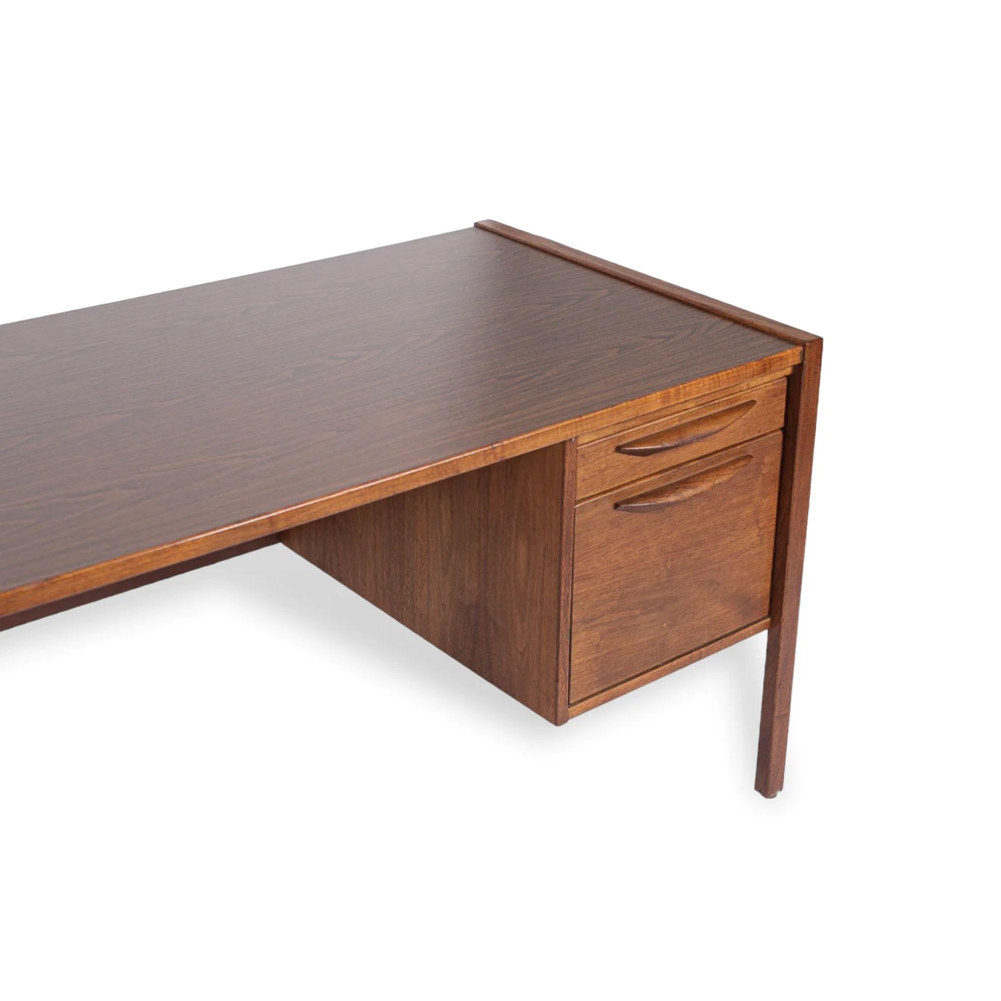 1960er Midcentury-Schreibtisch aus Holz und Laminat von Jens Risom im Zustand „Gut“ im Angebot in Detroit, MI