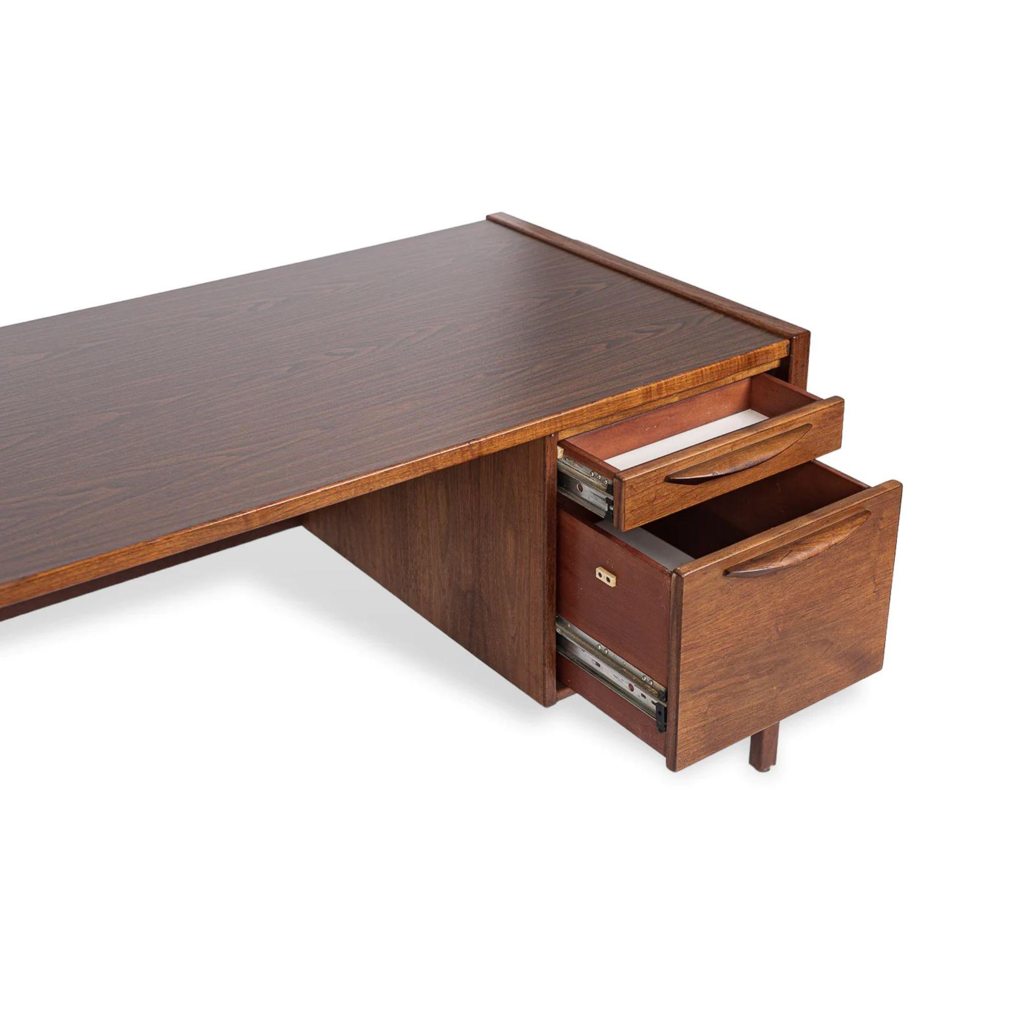 Walnut 1960s Midcentury Desk in Wood & Laminate by Jens Risom For Sale