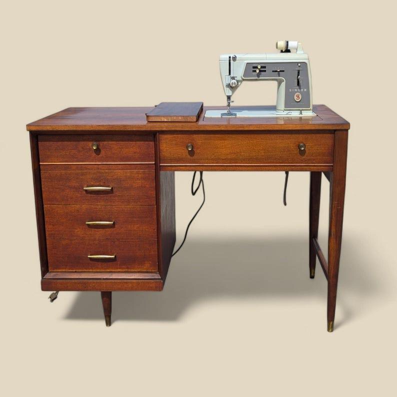 Scrivania vintage di metà secolo, macchina da cucire Singer 600, MCM, retrò, unica, noce, anni '60, ufficio, macchina da cucire o'matic

Misure: 43,5