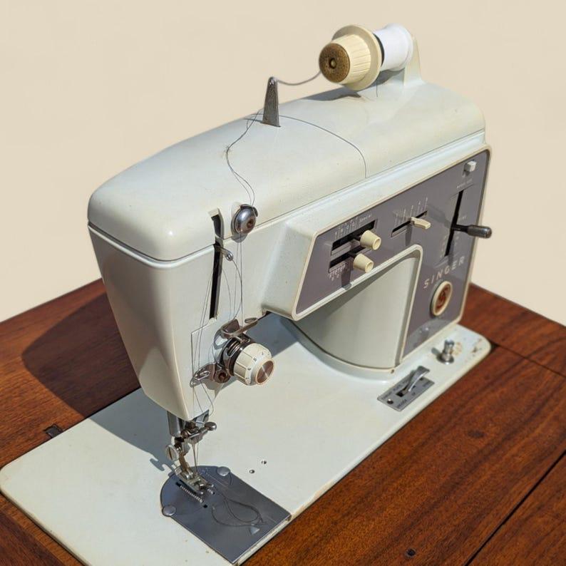Mid-Century moderno Scrivania vintage di metà secolo, macchina da cucire Singer 600, MCM, retrò, unica, noce in vendita