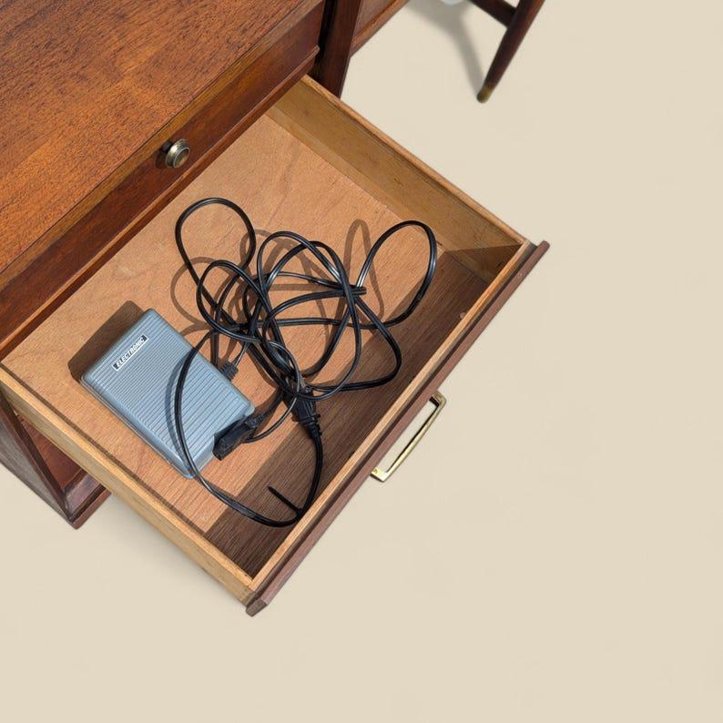 Legno Scrivania vintage di metà secolo, macchina da cucire Singer 600, MCM, retrò, unica, noce in vendita