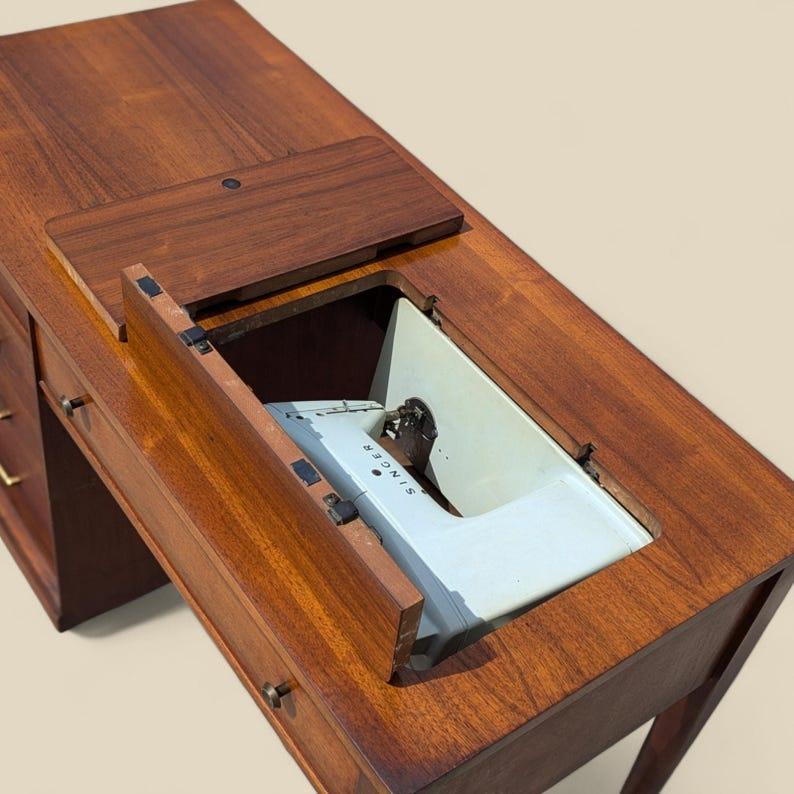 Scrivania vintage di metà secolo, macchina da cucire Singer 600, MCM, retrò, unica, noce in vendita 2