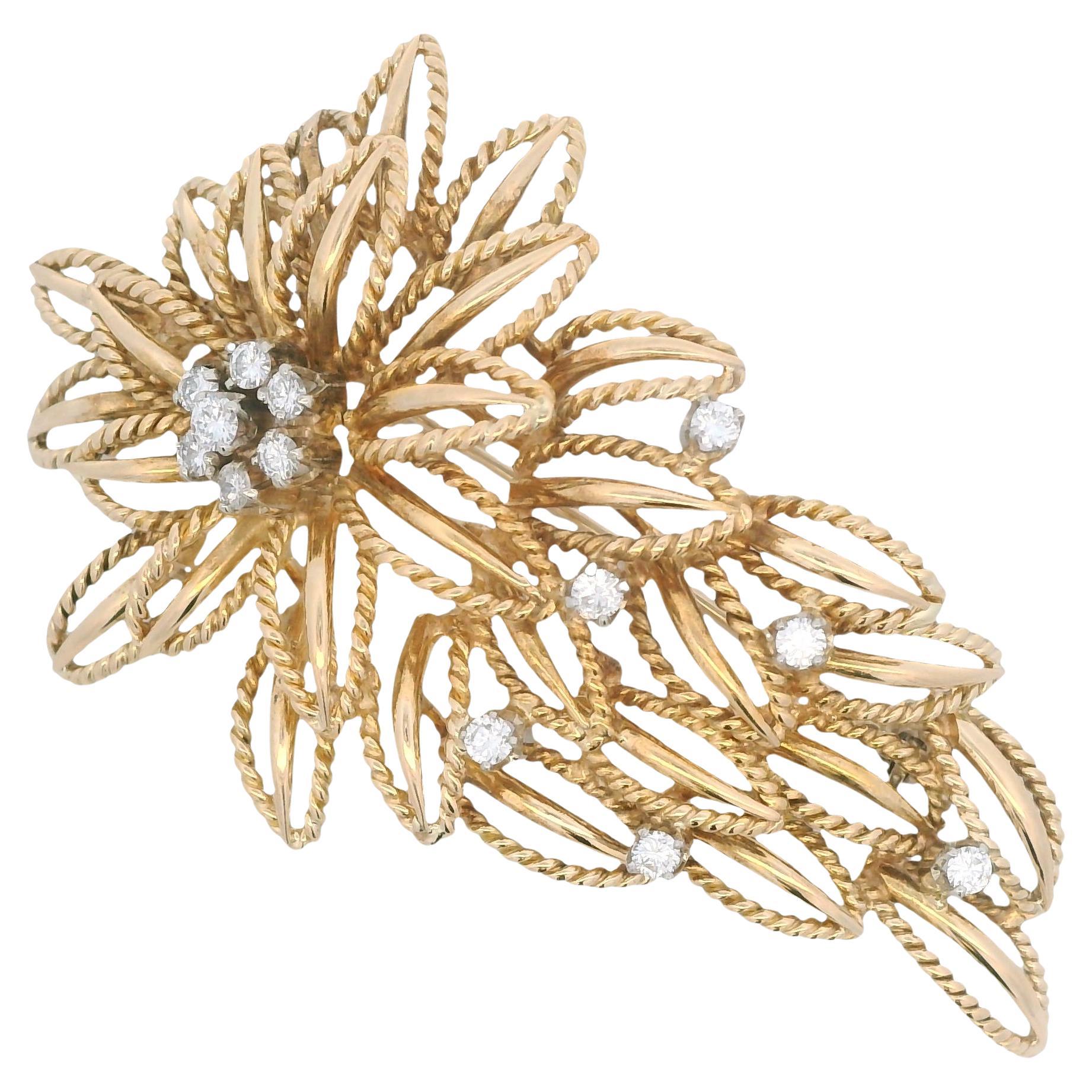 Spilla floreale traforata in oro giallo 18 ct e diamanti d'epoca della metà del secolo 1960