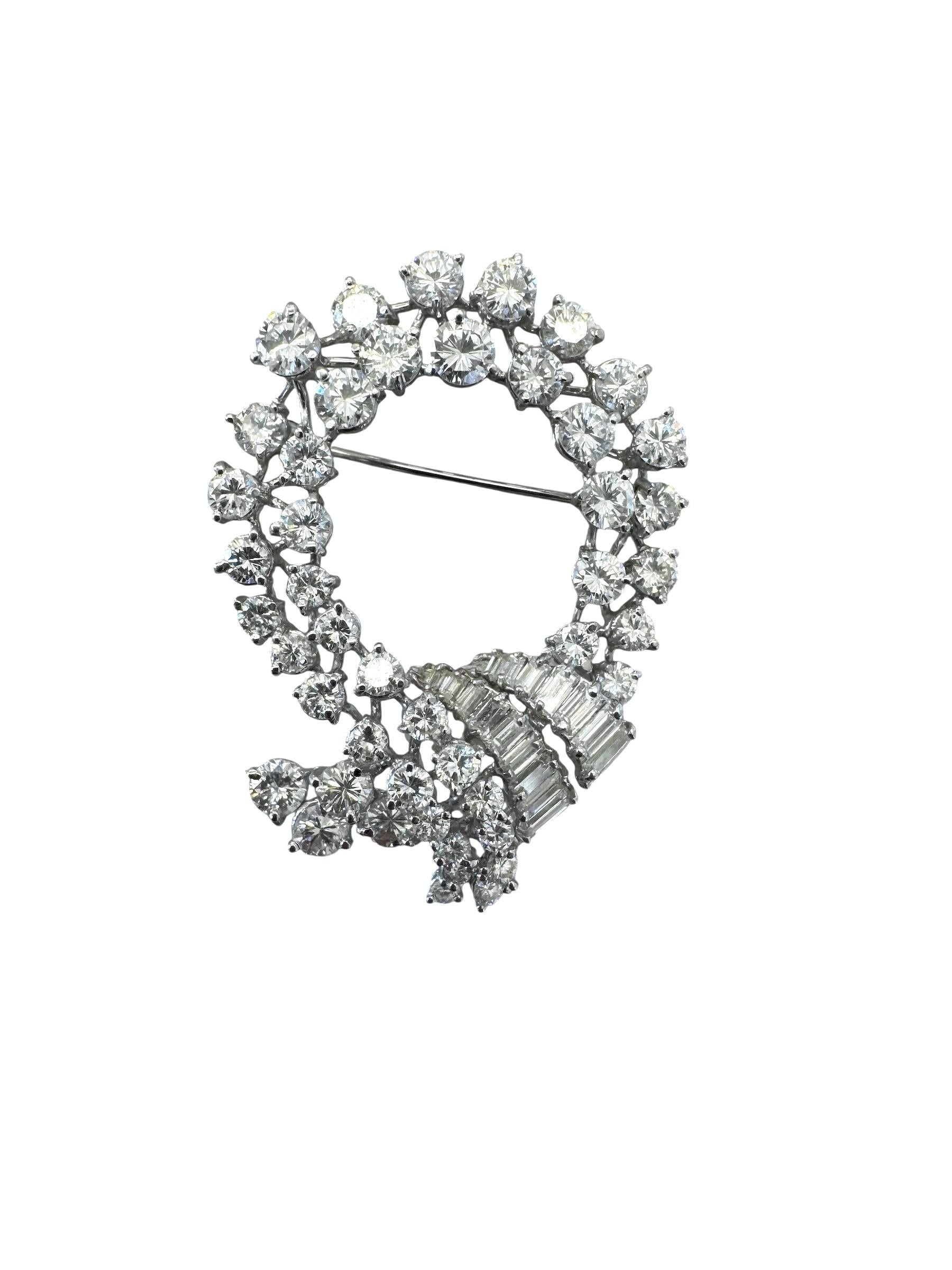 Vintage Mid-Century Diamond Wreath Brooch in 18K Weißgold (Brillantschliff) im Angebot