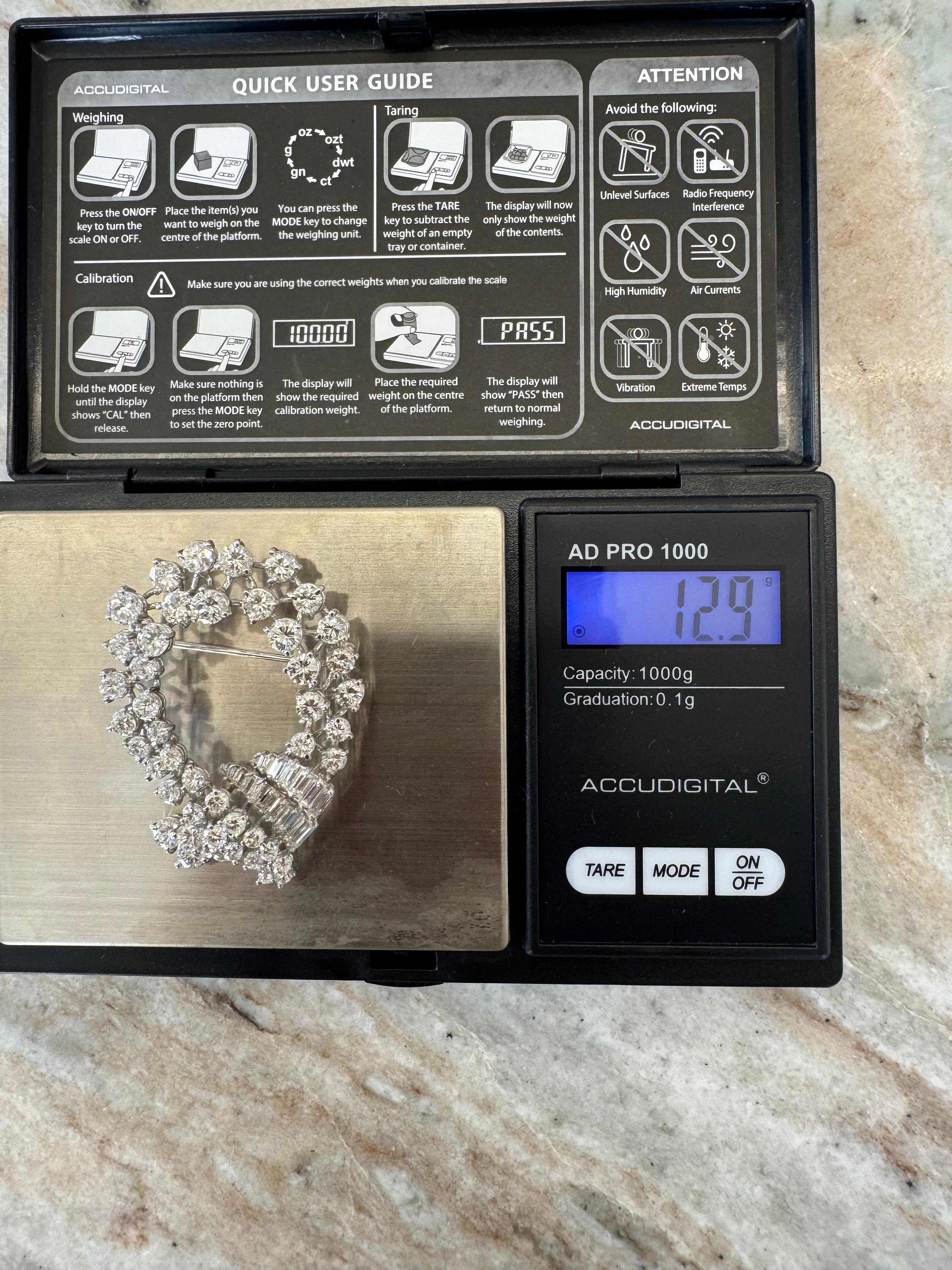 Vintage Mid-Century Diamond Wreath Brooch in 18K Weißgold im Angebot 1