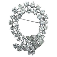 Broche vintage du milieu du siècle avec couronne de diamants en or blanc 18K