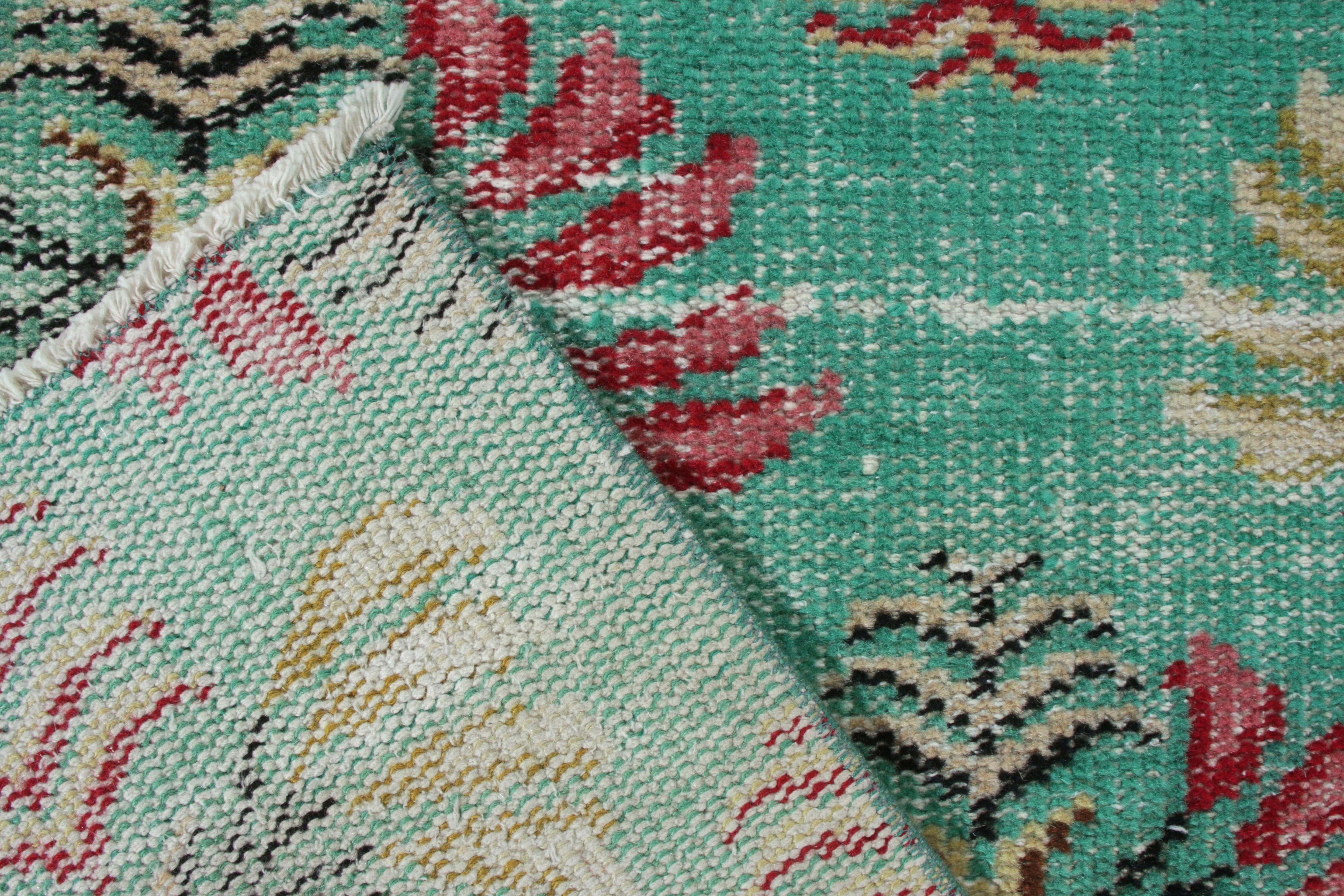Alfombra envejecida vintage de mediados de siglo, verde, con estampado integral, de Rug & Kilim Anudado a mano en venta